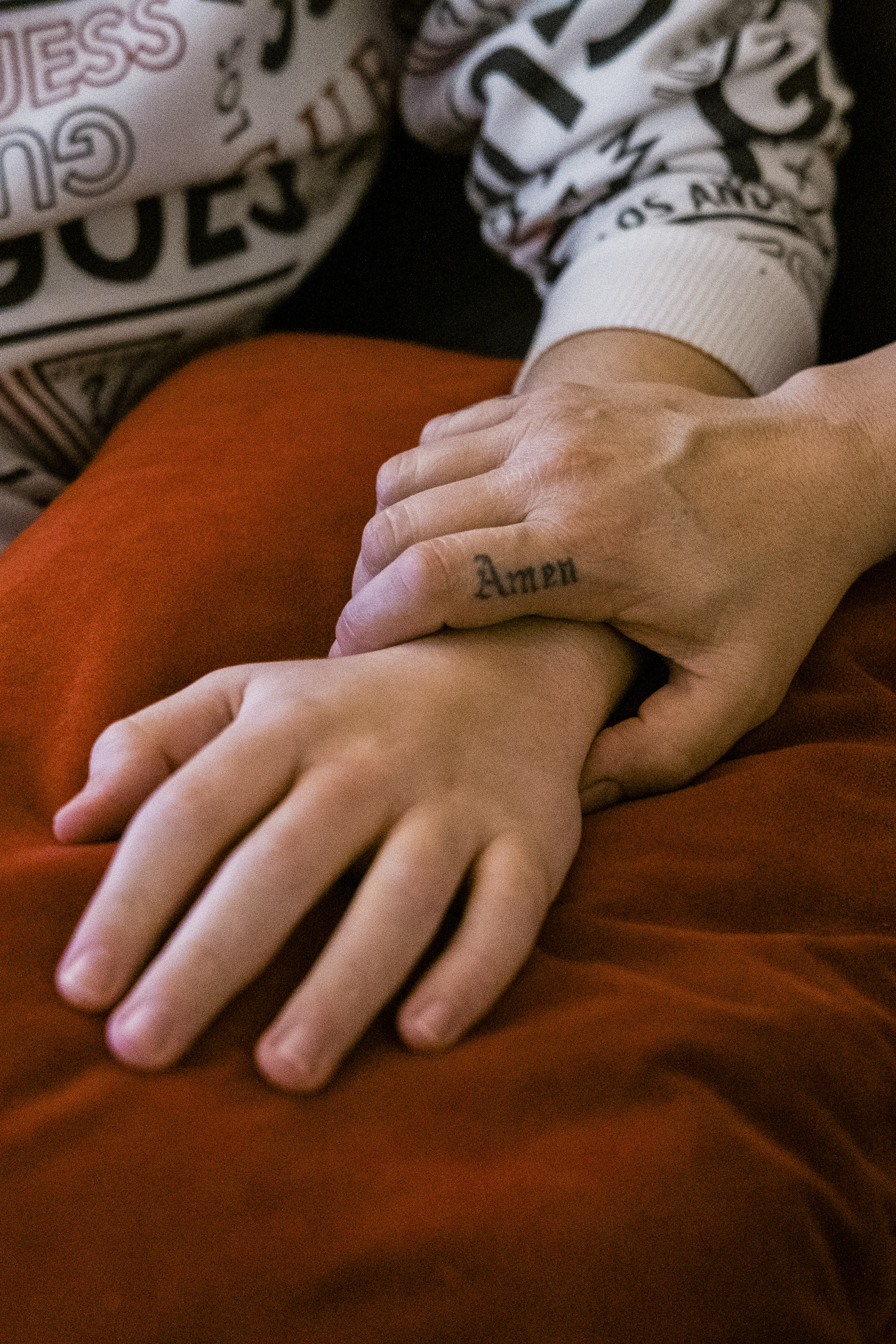 Doris Stroman sujeta la muñeca de su hijo, Jack McMorrow, de 14 años, mientras recuerda la pesadilla que vivió, en su casa en Queens (Gabriela Bhaskar/The New York Times)