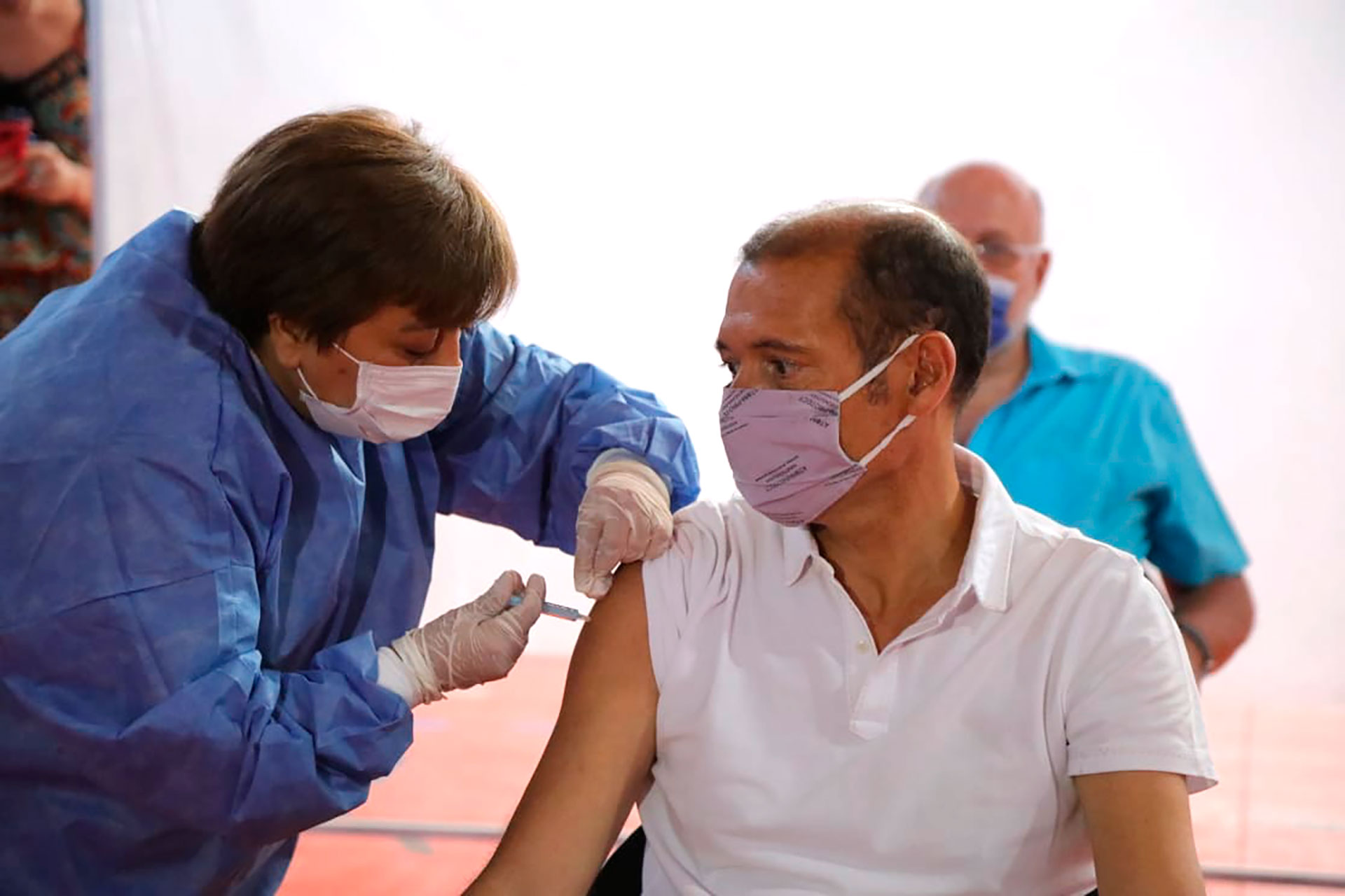 El gobernador de Neuquén, Omar Gutiérrez, al ser vacunado (@OmarGutierrezOk)