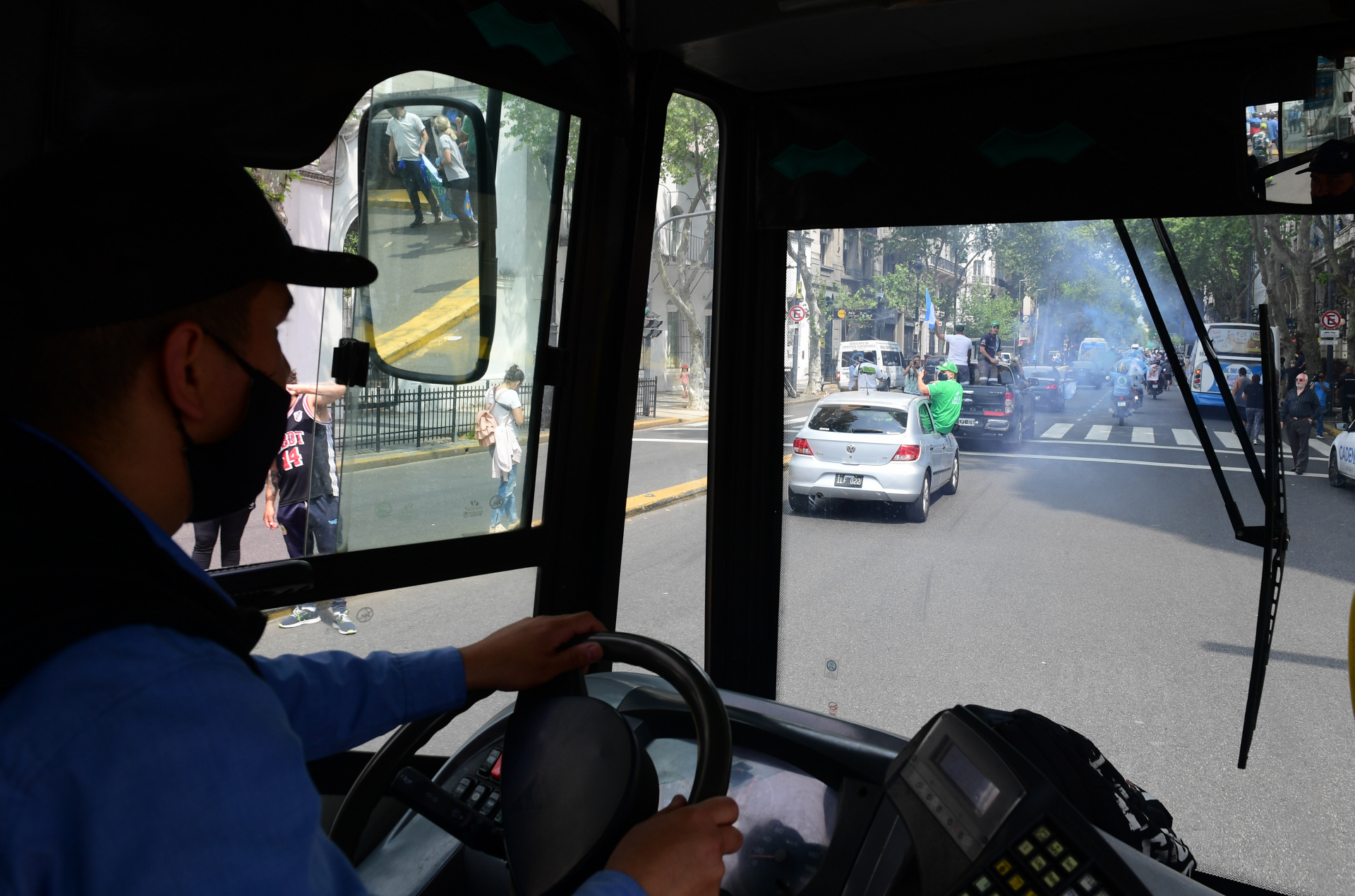 La caravana, desde el interior de un colectivo