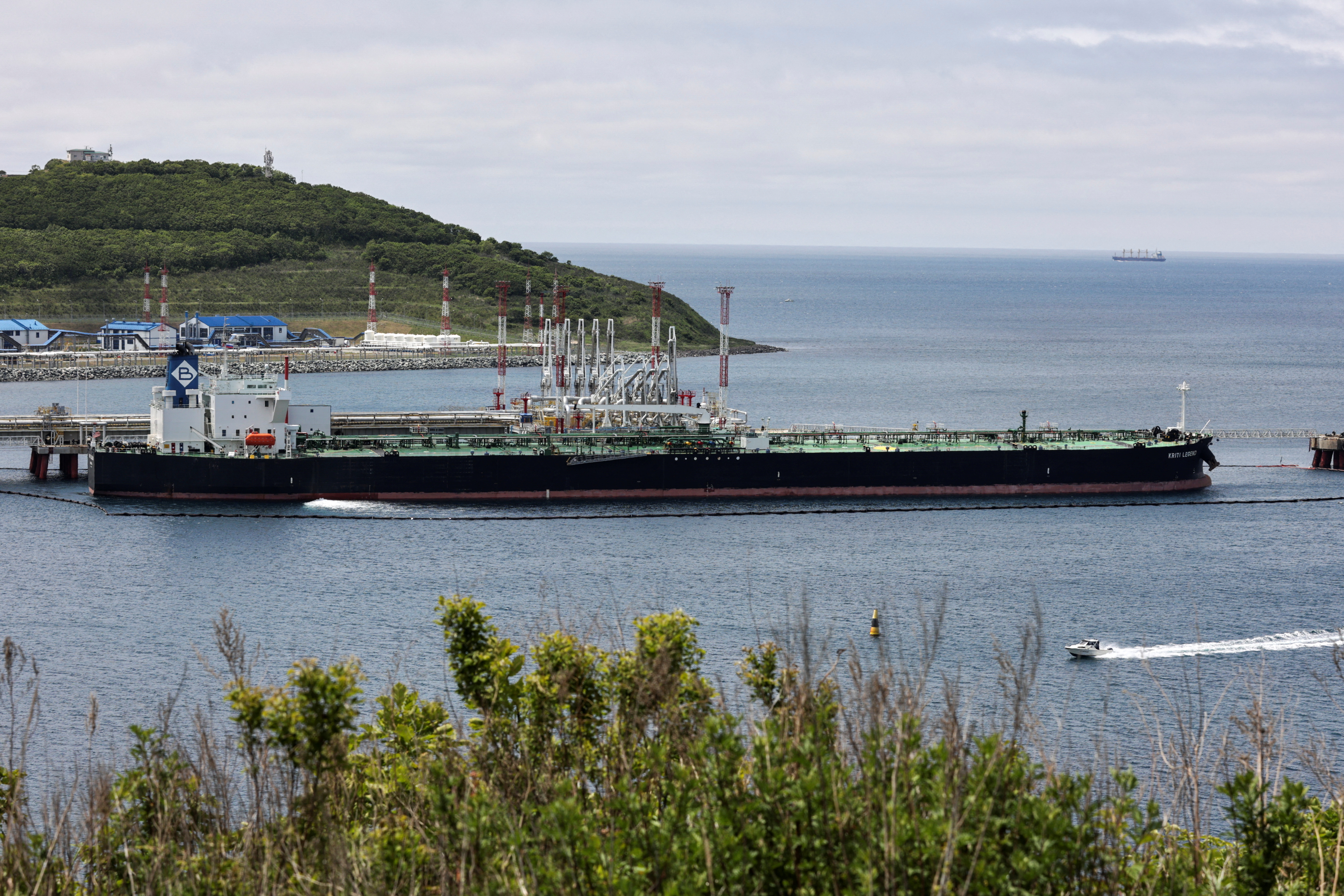 El petrolero Kriti Legend se ve en la terminal de petróleo crudo Kozmino en la bahía de Nakhodka, cerca de la ciudad portuaria de Nakhodka, Rusia, el 13 de junio de 2022. (REUTERS/Tatiana Meel)