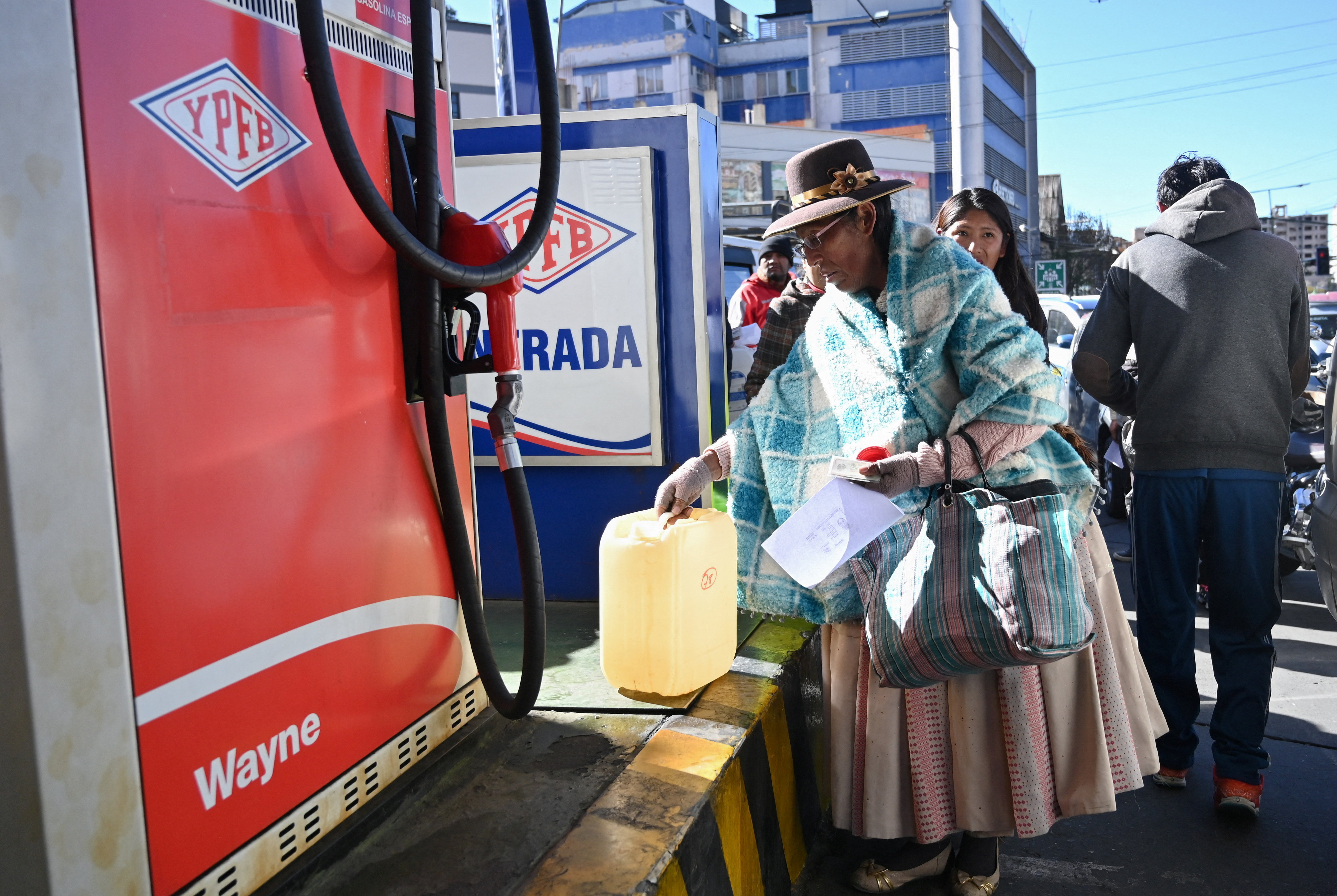 Investigación legislativa revela cómo combustible sin certificación llegó a los surtidores de Bolivia