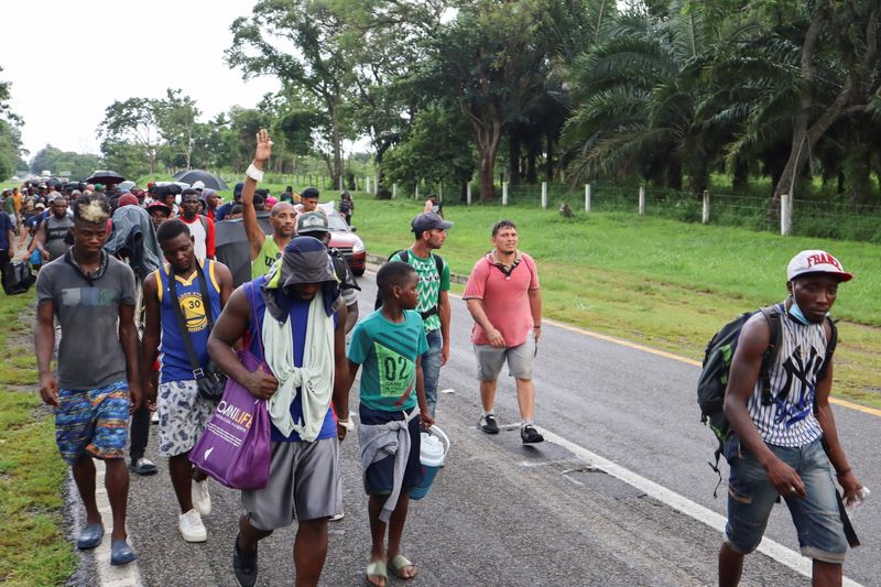 Imagen de archivo. Migrantes y solicitantes de asilo de Centroamérica y el Caribe caminan en una caravana que se dirige a la capital mexicana para solicitar asilo y estatus de refugiado, en una carretera cerca de Escuintla, en el estado Chiapas, México. 29 de agosto de 2021. REUTERS / Jose Torres