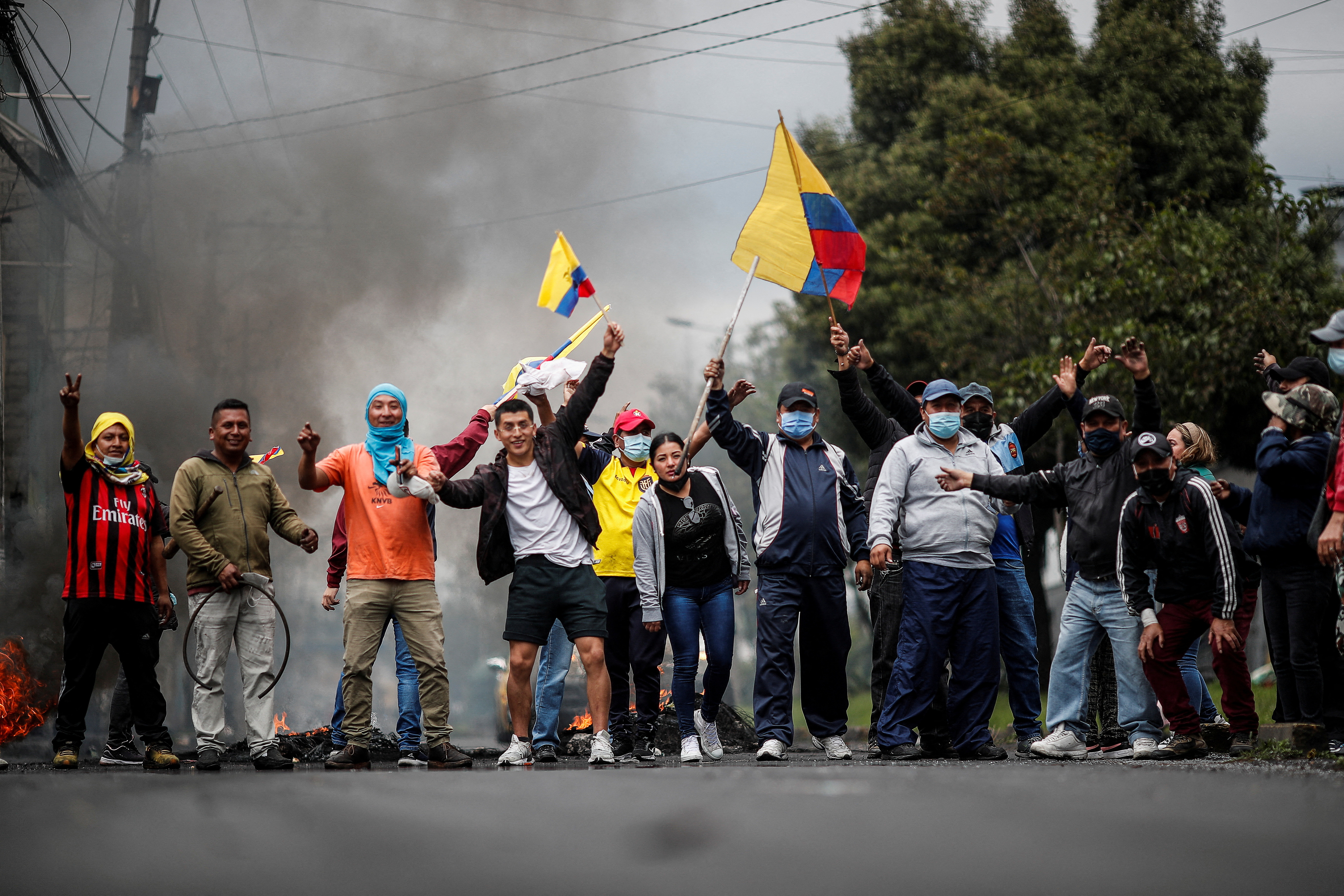Manifestantes bloquean la calle en Quito, Ecuador, 24 de junio de 2022. (REUTERS/Adriano Machado)