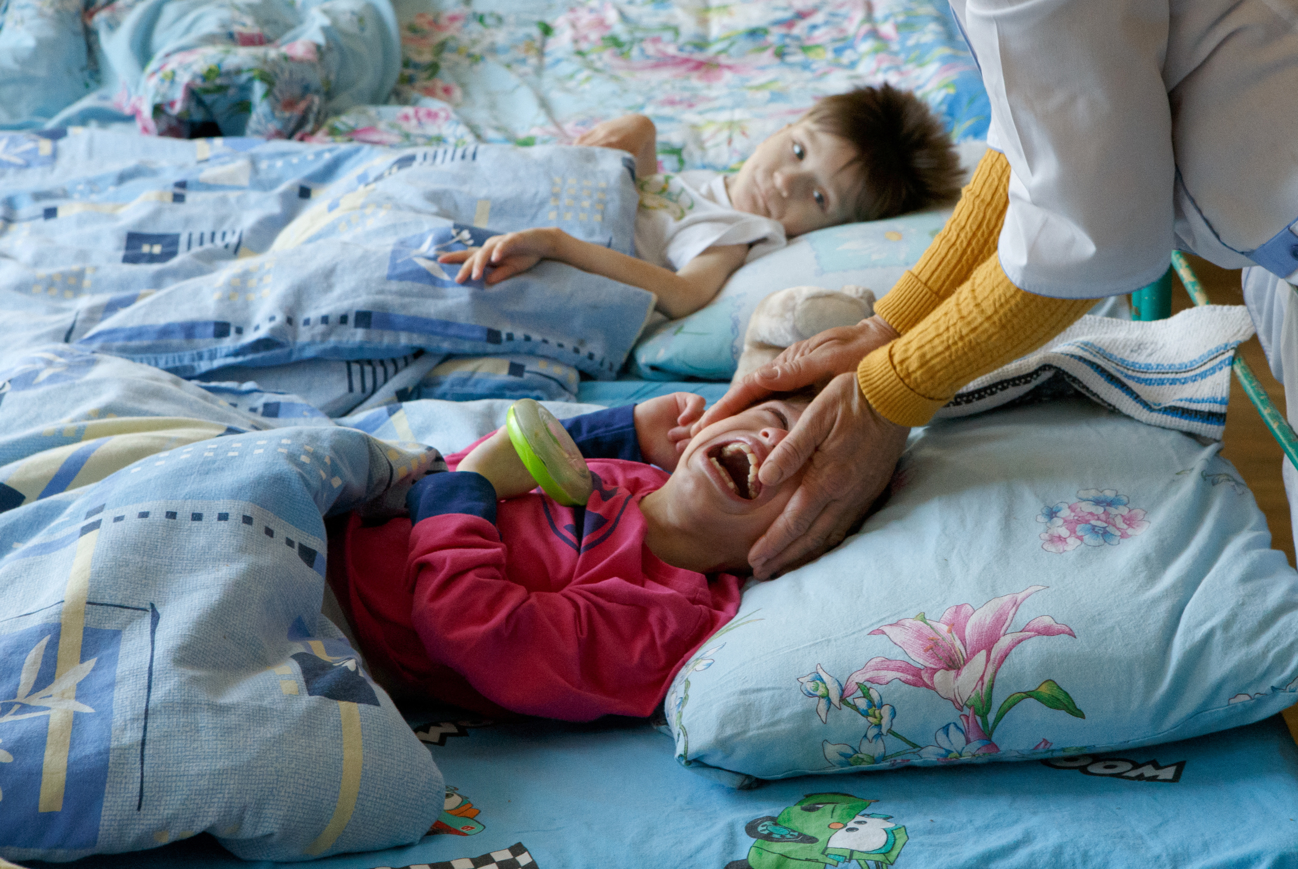 Niños, algunos de ellos evacuados de internados de la región de Zhytomyr y Kryvyi Rih, permanecen en el orfanato de Vilshany para niños con discapacidades, mientras continúa la invasión rusa de Ucrania (REUTERS/Serhii Hudak)