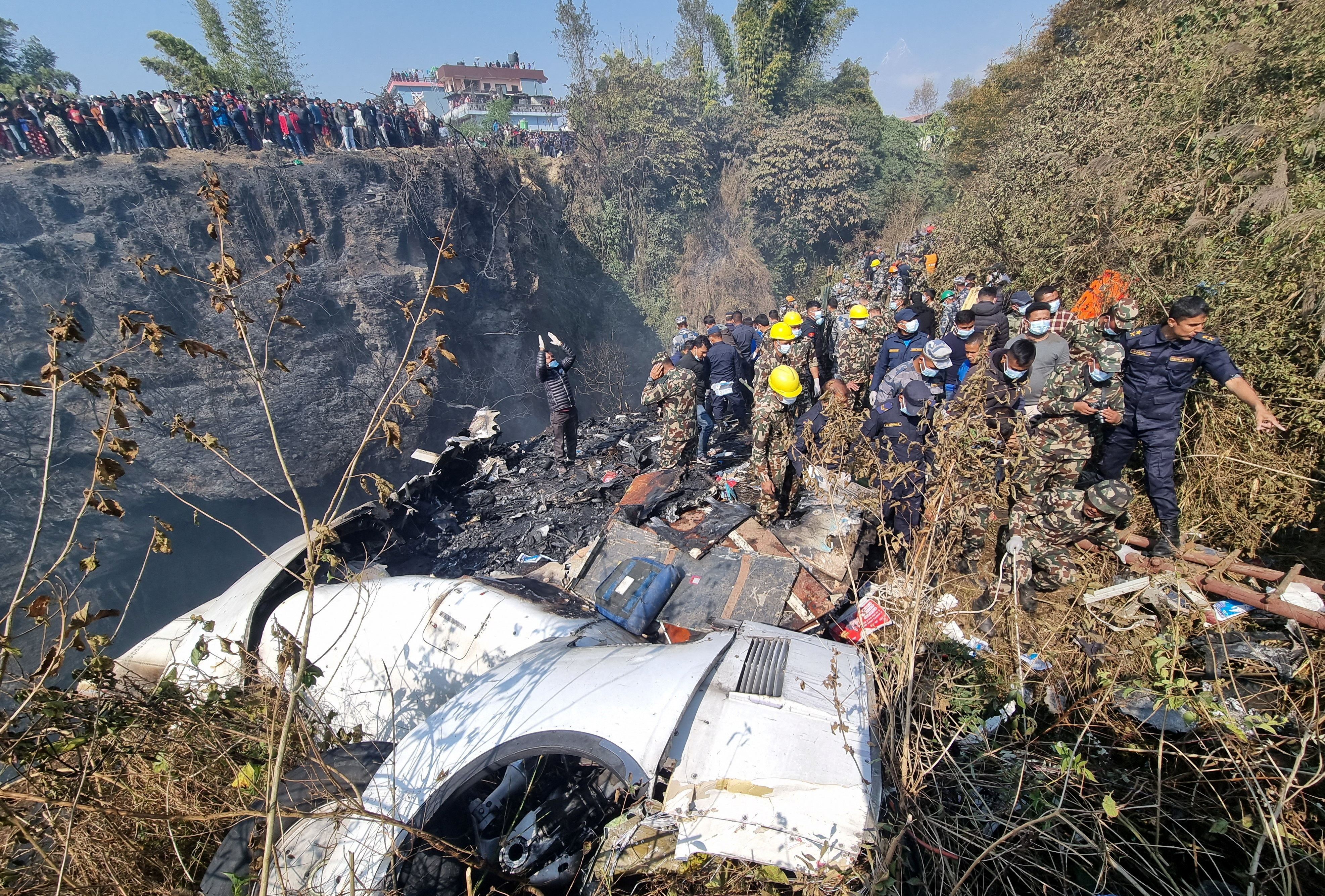 Según un funcionario local identificado como Gurudutta Dhakal, los servicios de rescate intentaban sofocar las llamas en el lugar del accidente para iniciar el rescate de los pasajeros. (REUTERS)