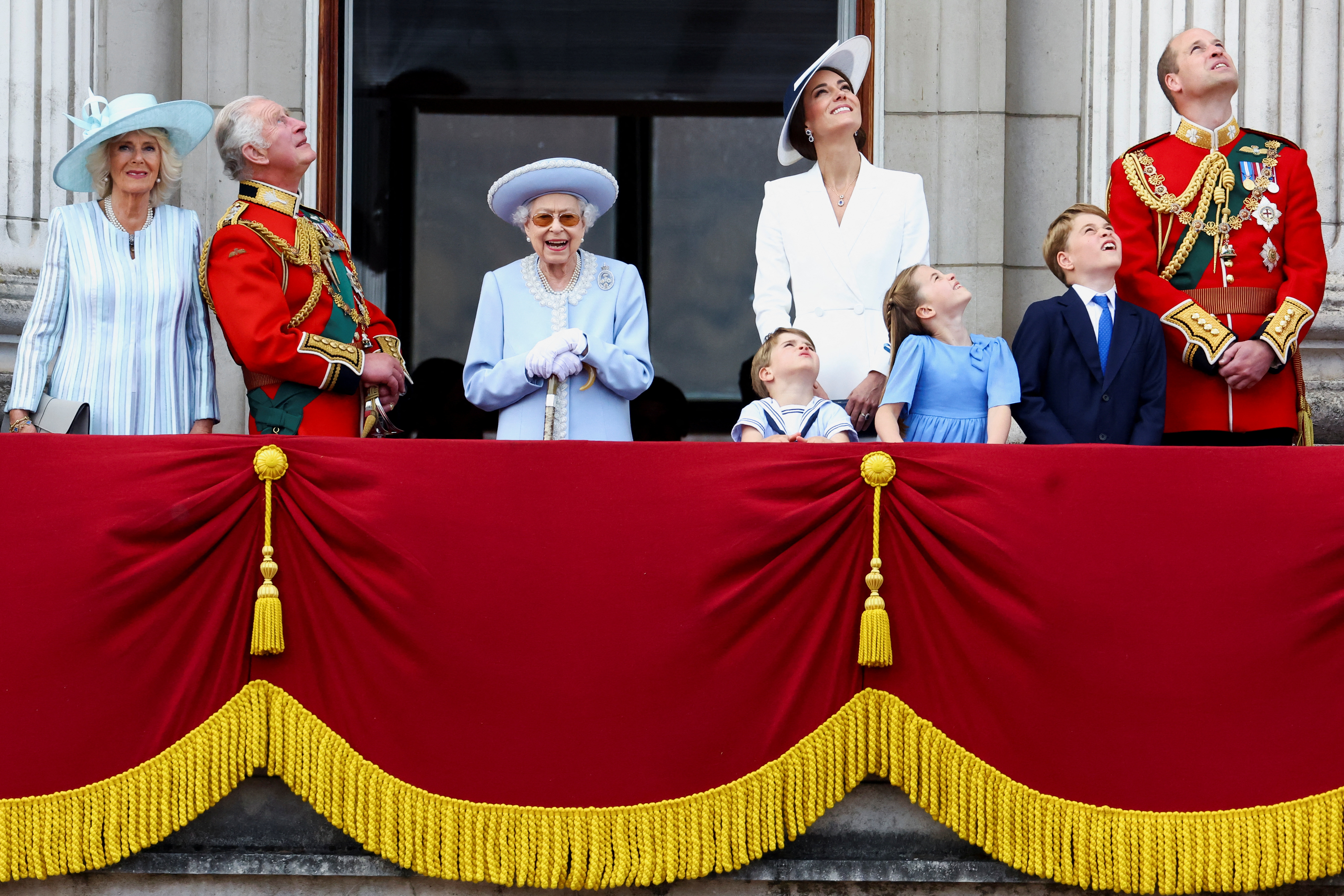 La reina Isabel de Gran Bretaña, el príncipe Carlos, Camila, la duquesa de Cornualles, el príncipe William y Kate, duquesa de Cambridge, junto con la princesa Charlotte, el príncipe George y el príncipe Louis viendo el paso de los aviones. REUTERS/Hannah McKay