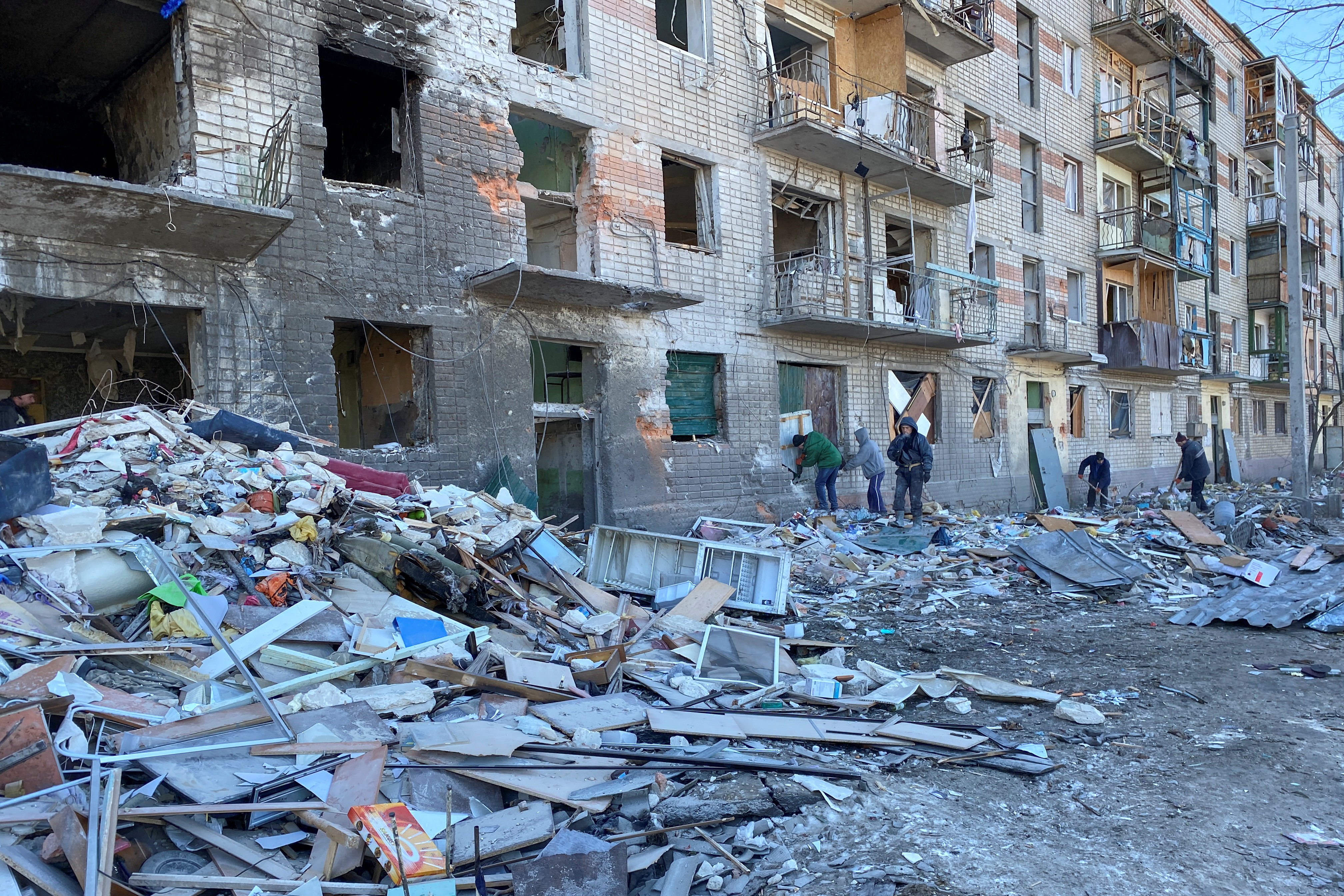 Un edificio residencial destruido en Kharkiv (REUTERS/Vitalii Hnidyi)