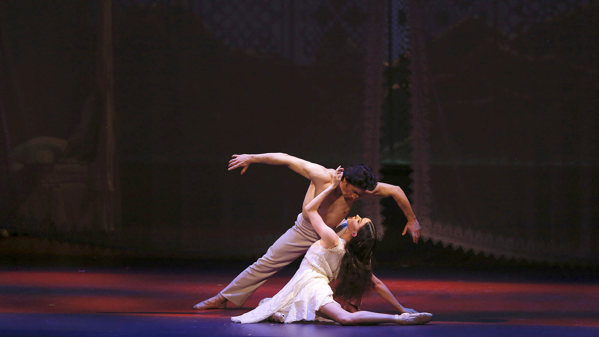 Esta imagen proporcionada por el American Ballet Theatre muestra a Herman Cornejo y Cassandra Trenary durante la presentación de la noche de estreno de "Like Water for Chocolate (Marty Sohl, American Ballet Theatre vía AP)