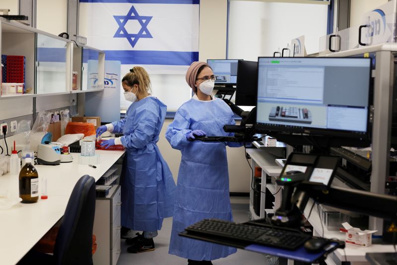 El estudio israelí determinó que la vacuna de refuerzo ofrece mayor cantidad de anticuerpos contra el covid-19 (REUTERS/Ammar Awad)
