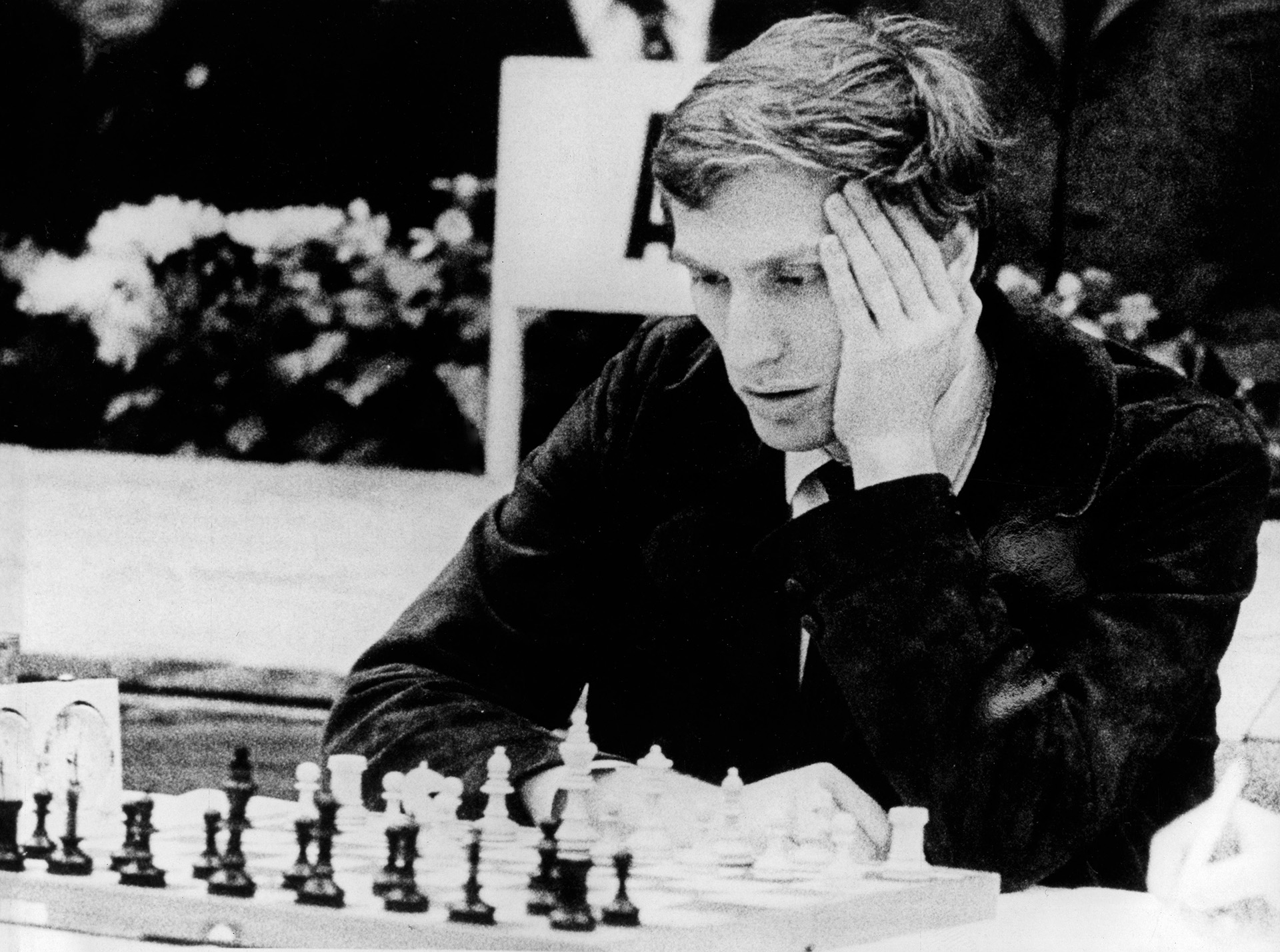 En su pubertad, Bobby Fischer compartió equipo con el ya maduro Whitaker, y llegaron a viajar juntos para disputar torneos en distintas ciudades. Llevaban un tablero magnético para desafiarse en el trayecto, aunque casi siempre ganaba Whitaker.