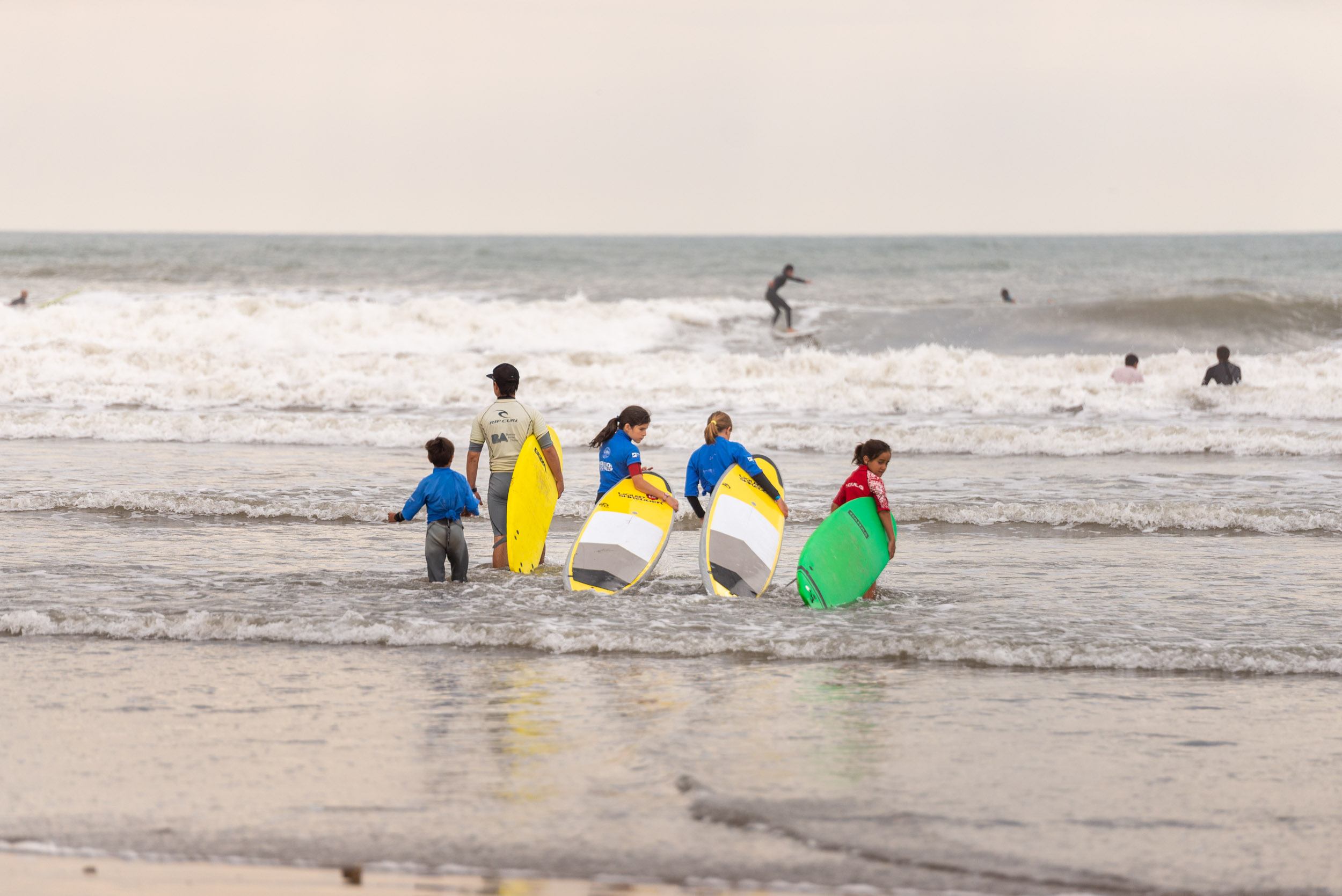 Los chicos también disfrutan del surf con clases en Playa Grande