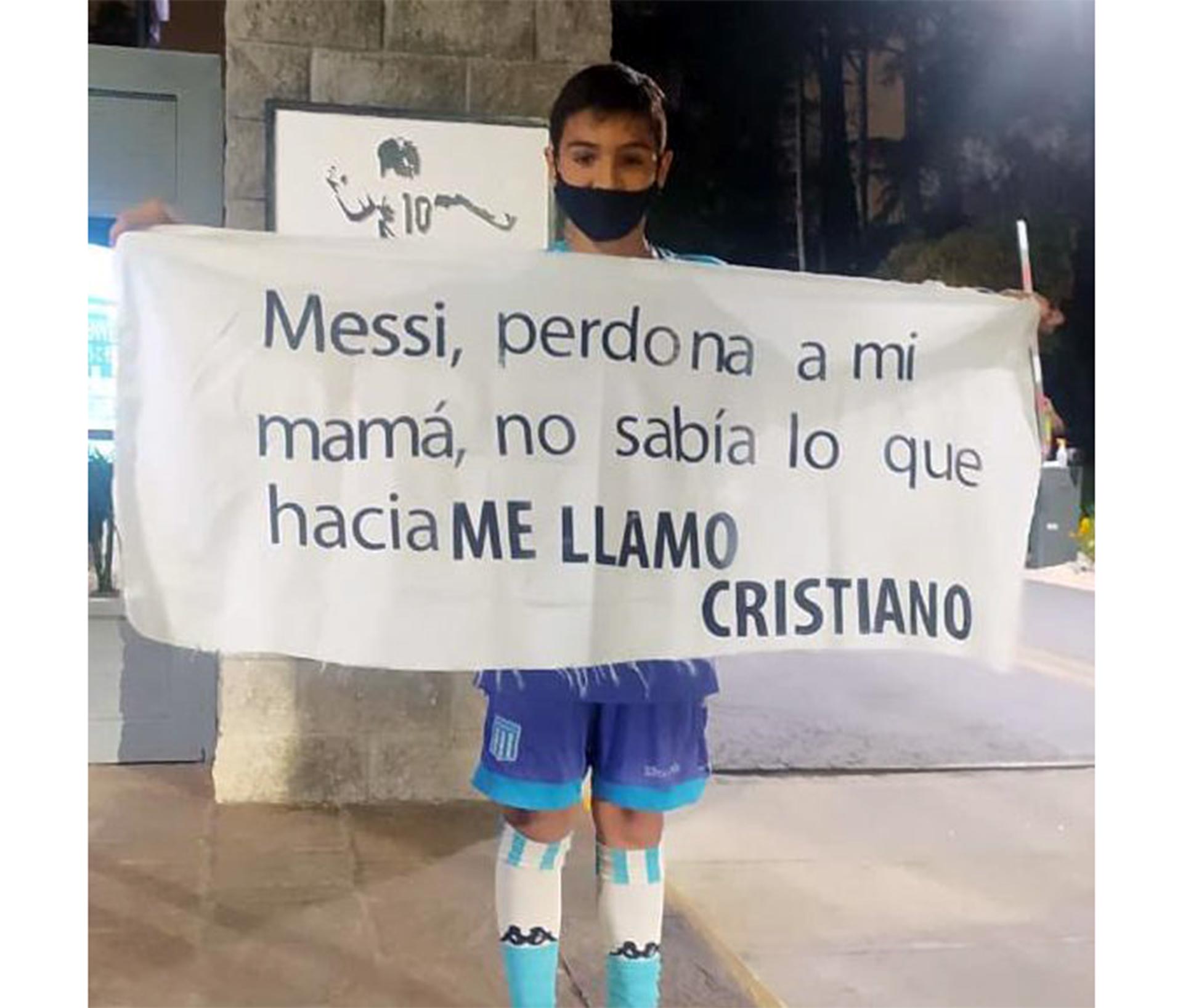 El cartel de Messi que llevó el nene al predio de entrenamiento de Argentina