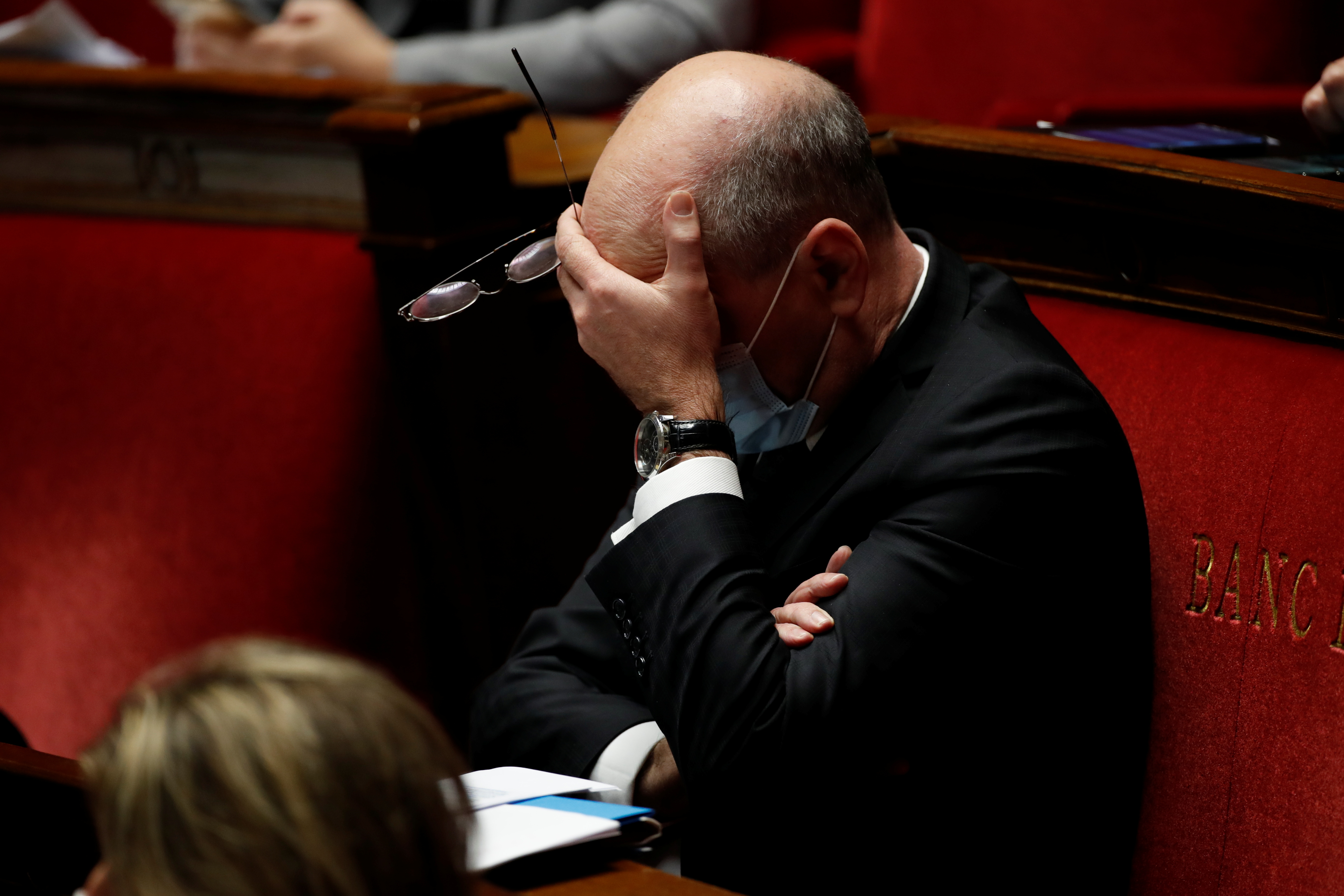 El ministro de educación francés, ya criticado por haber anunciado el nuevo protocolo sanitario la víspera del inicio del curso escolar, ahora es cuestionado por las revelaciones que dichos anuncios fueron realizados mientras estaba de vacaciones en España (Reuters)