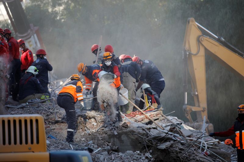 Las operaciones de rescate se llevan a cabo en un sitio después de que un terremoto golpeara el mar Egeo, en la provincia costera de Esmirna, Turquía. 2 de noviembre de 2020. REUTERS/Kemal Aslan
