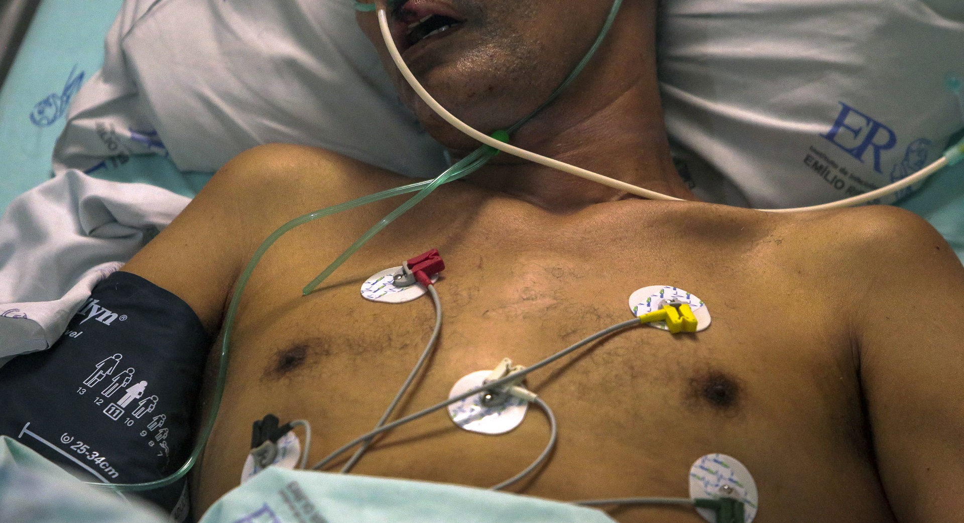 Tratamiento de un paciente de COVID-19 en San Pablo (AFP)