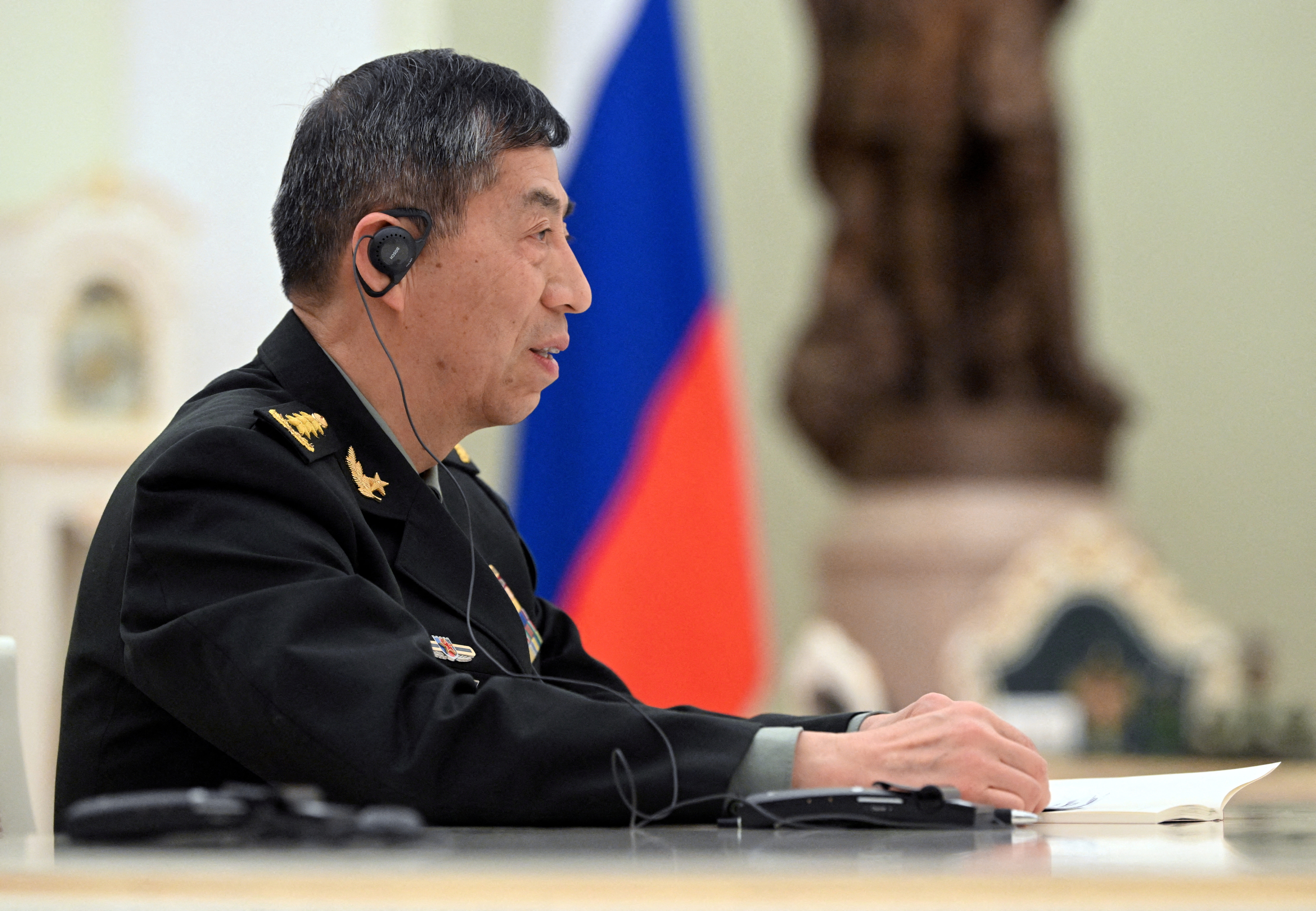 Los comentarios de Li suceden en medio de nuevas tensiones en el estrecho de Taiwán y tras las palabras del jefe del Pentágono estadounidense en el mismo foro, donde subrayó que EEUU, que suministra armamento a la isla y en principio la defendería en caso de ataque, “continuará oponiéndose categóricamente a un cambio del statu quo (de Taiwán) por cualquiera de las partes”. (REUTERS)