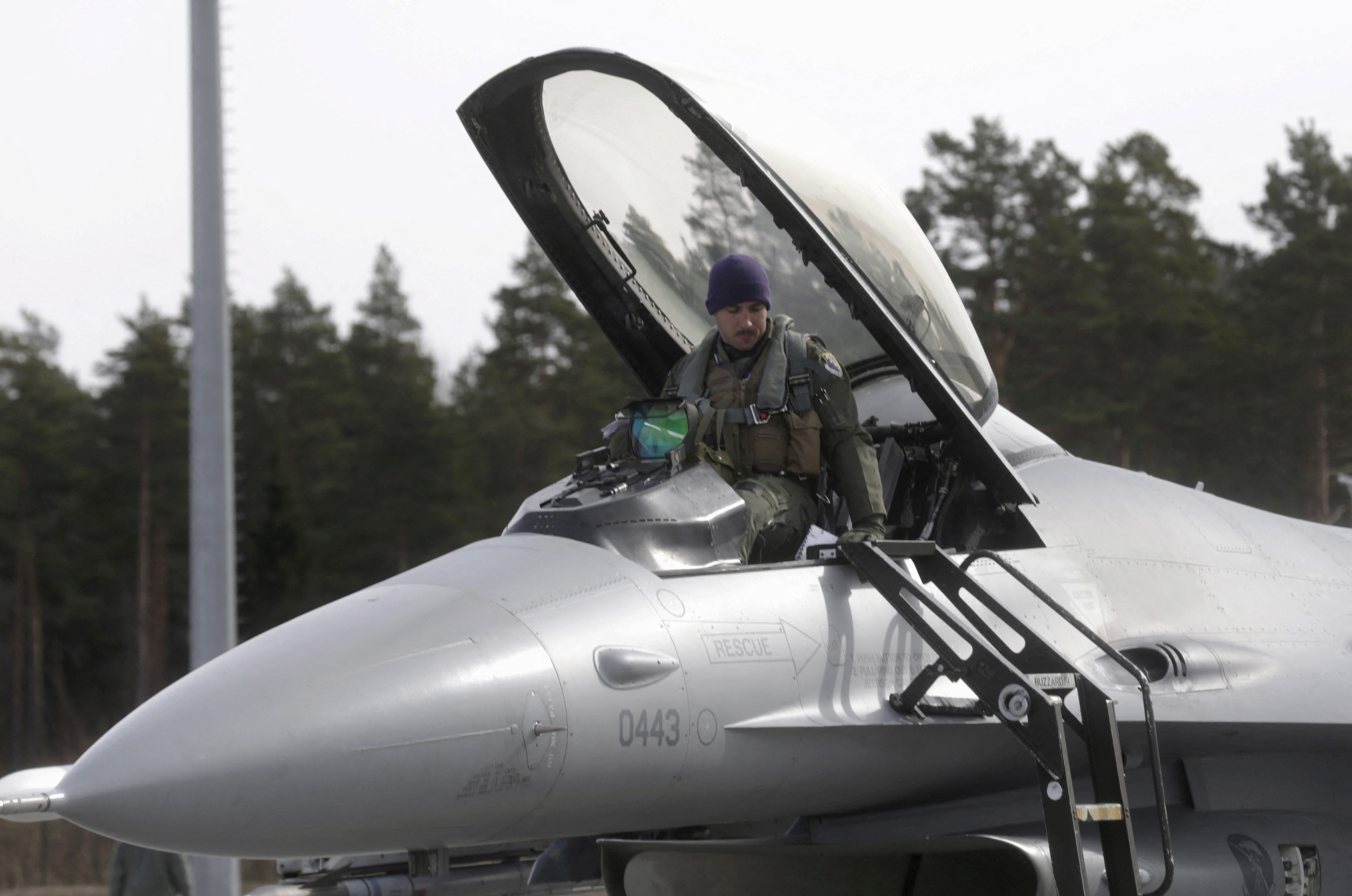 Un piloto del Escuadrón de Caza 510 de la Fuerza Aérea de Estados Unidos abandona su caza F-16 en la base aérea de Amari el 26 de marzo de 2015. REUTERS/Ints Kalnins/Archivo.