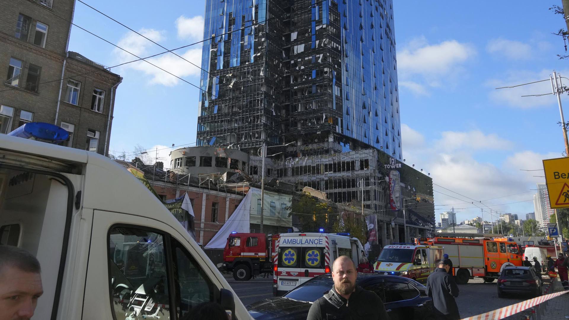 El centro de negocios Central Kiev, conocido como Torre DTEK, sufrió graves daños. El edificio alberga el centro de visas alemán, entre otros negocios. (AP/Efrem Lukatsky)