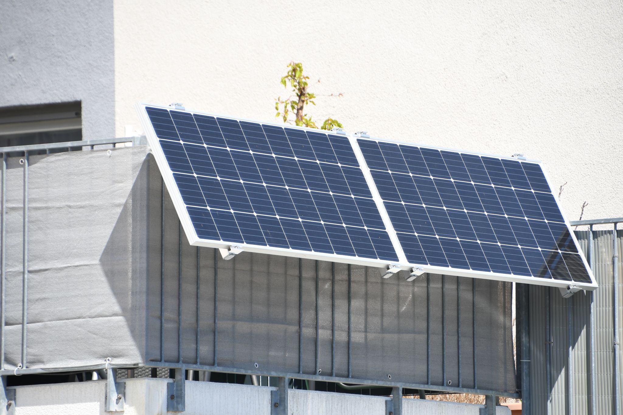 Los balcones de las viviendas se prestan para la instalación de pequeños sistemas de placas solares. 