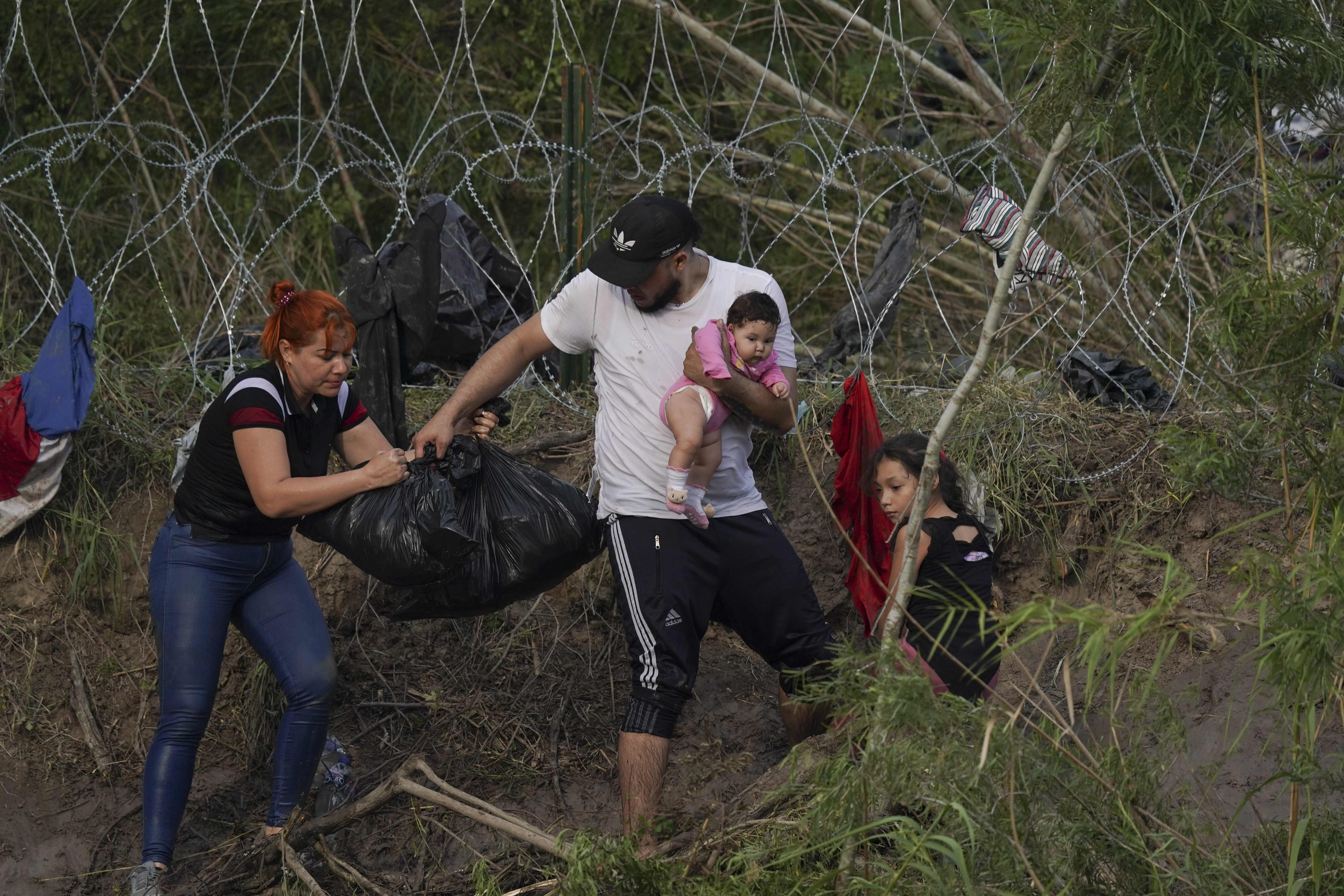 Para seguir una “vía legal” el migrante puede acogerse a programas de reunificación familiar, a los permisos humanitarios para cupos de venezolanos, haitianos, nicaragüenses y cubanos, o bien tramitar sus solicitudes antes de llegar a la frontera mediante la aplicación móvil CBP One. (AP)