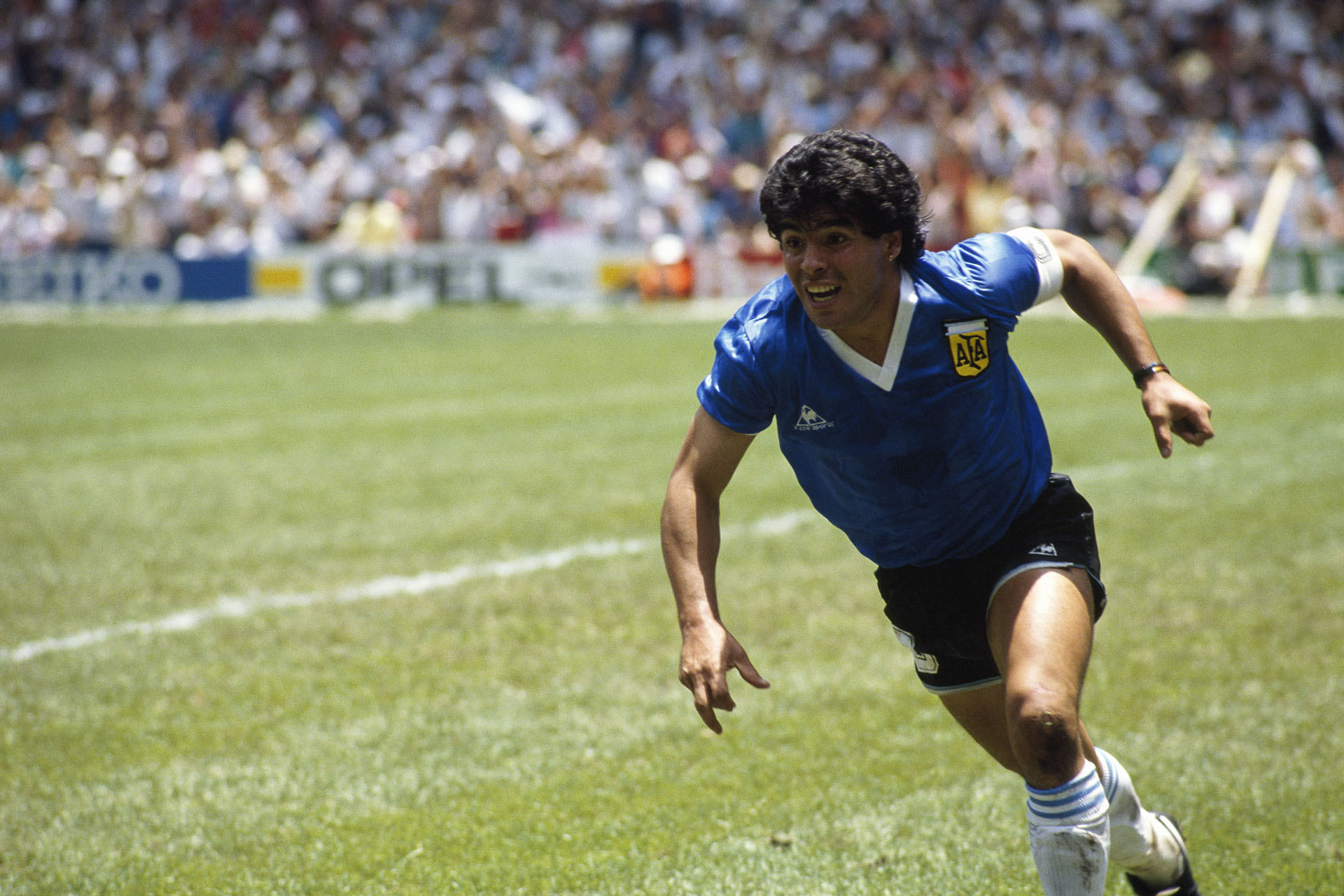 En el segundo tiempo del partido ante Inglaterra, Maradona marcó los dos goles más icónicos de su carrera (Getty Images)