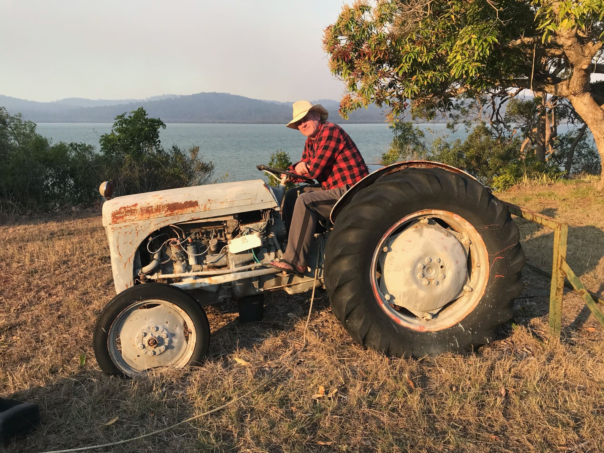 Craig Beckey maneja su tractor en la isla australiana de su propiedad