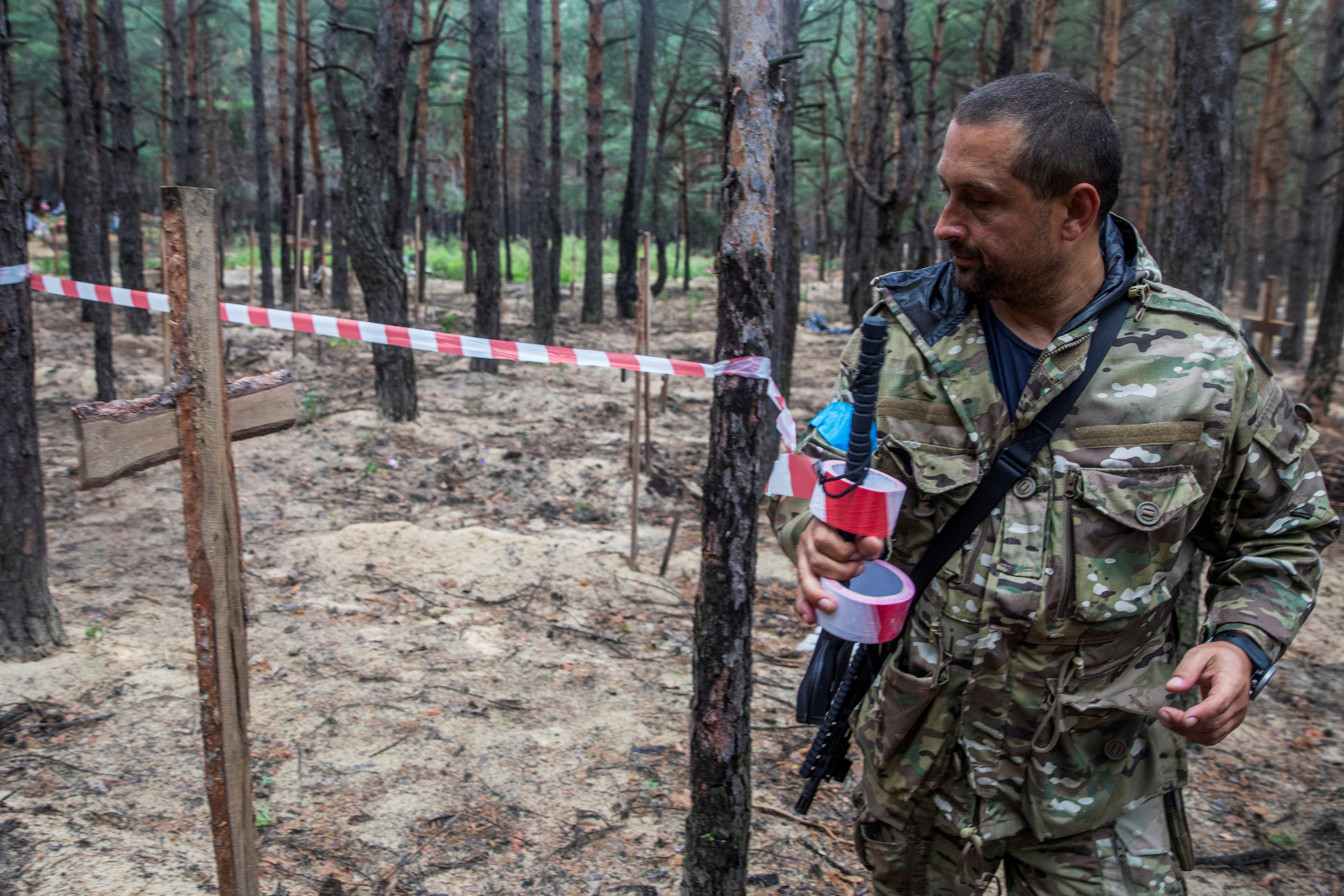 Un soldado ucraniano acordona la zona (REUTERS/Oleksandr Khomenko)