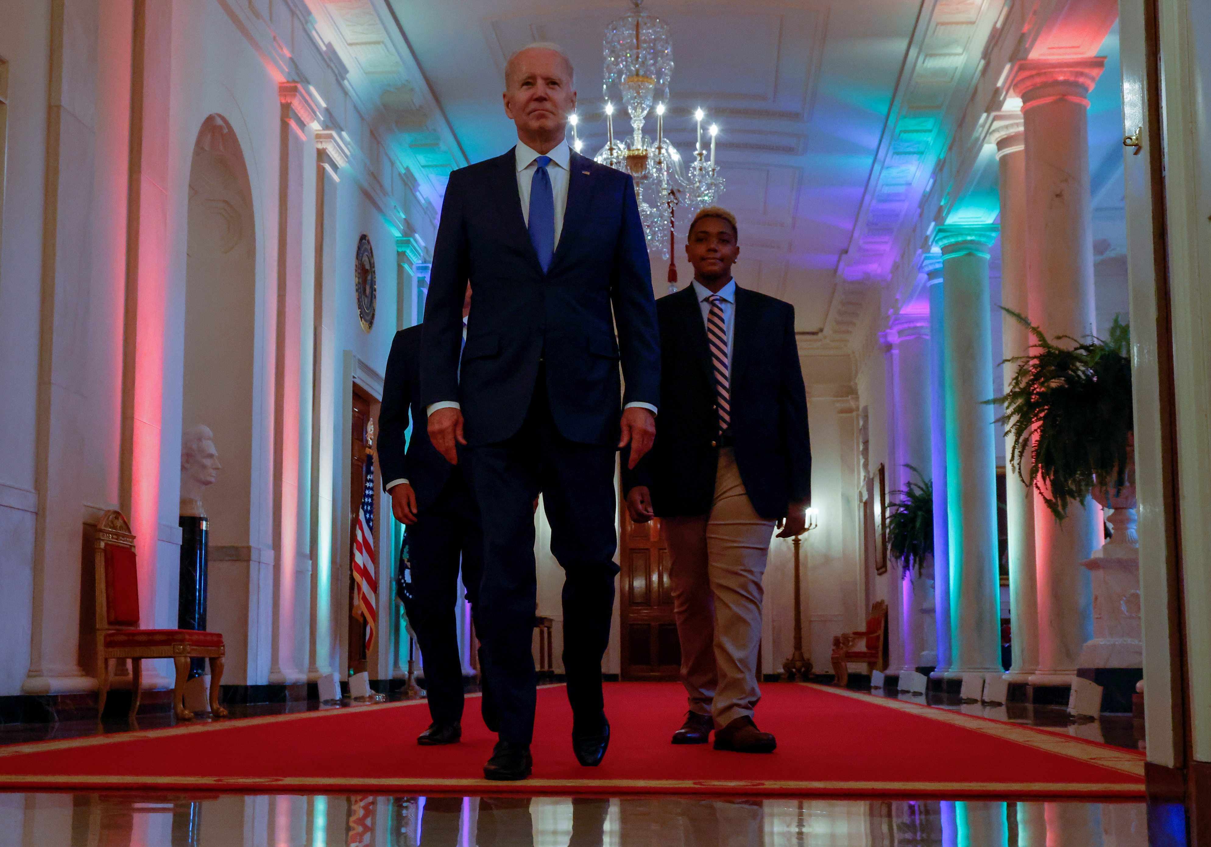 Joe Biden junto al activista LGBT+ Ashton Mota, durante las celebraciones por el mes del Orgullo el junio pasado en la Casa Blanca (REUTERS/Jonathan Ernst)