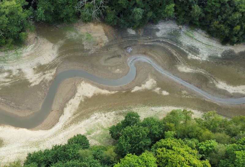 Vista del bajo caudal de la presa de Ardingly, Reino Unido (REUTERS/Toby Melville)