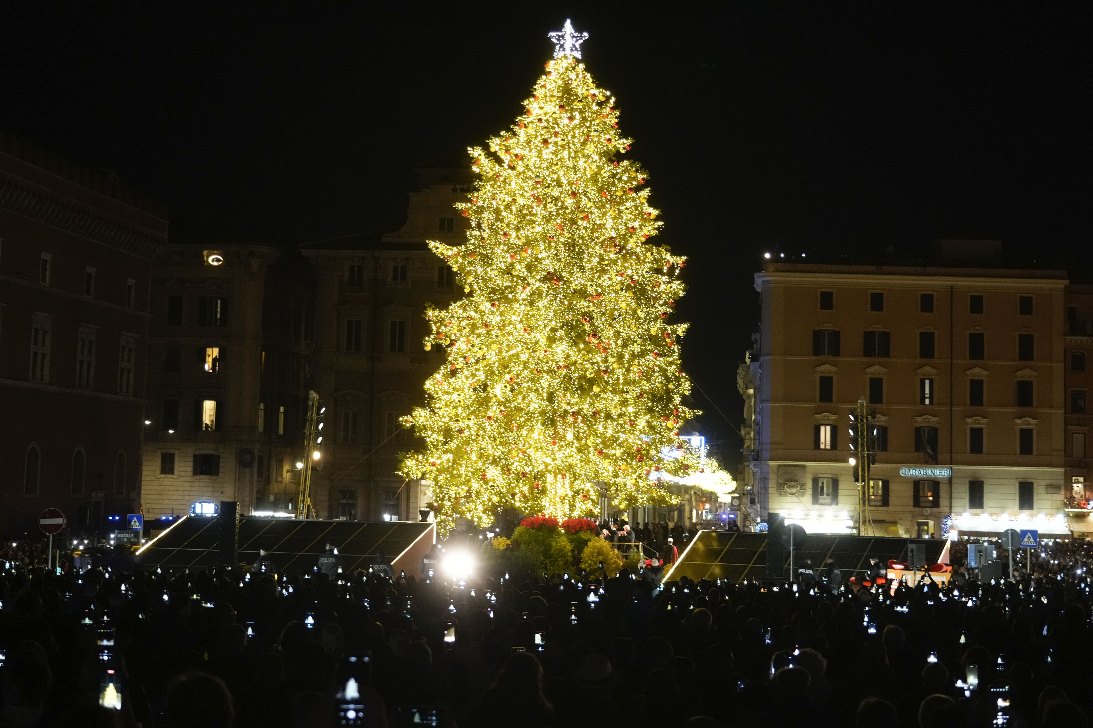 Los 25 metros de árbol están iluminados de manera sustentable y exponen un mensaje simbólico (AP)