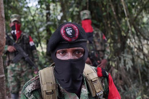 Foto de archivo. Yerson, un jefe de la guerrilla del Ejército de Liberación Nacional (ELN) de Colombia habla durante una entrevista con Reuters en las selvas del departamento del Chocó, Colombia, 30 de agosto, 2017. REUTERS/Federico Ríos