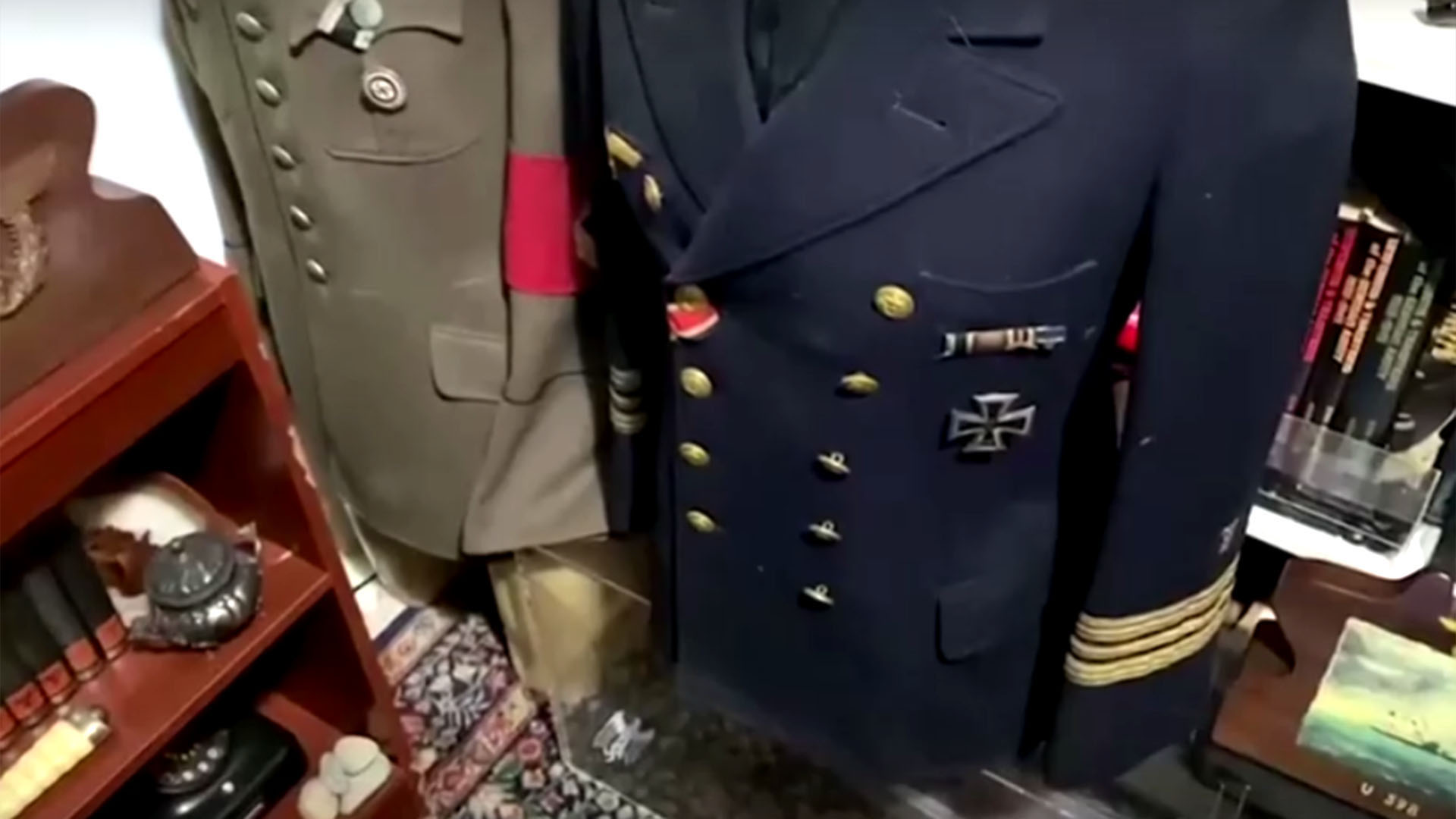 La Policía Civil de Río de Janeiro muestra los uniformes nazis y las fotos que halló en la casa de un pedófilo en Río de Janeiro, Brasil. (Reuters)