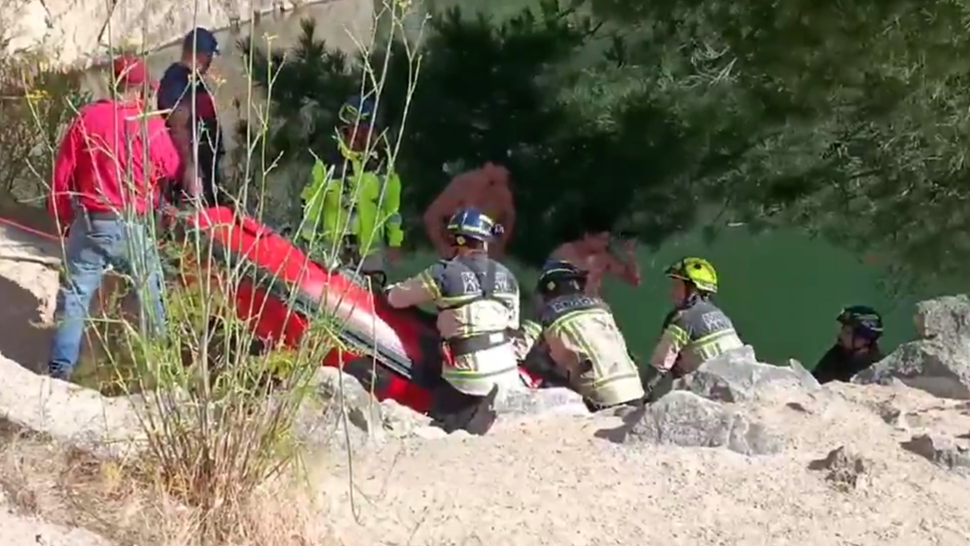 Bomberos en plena labor de rescate