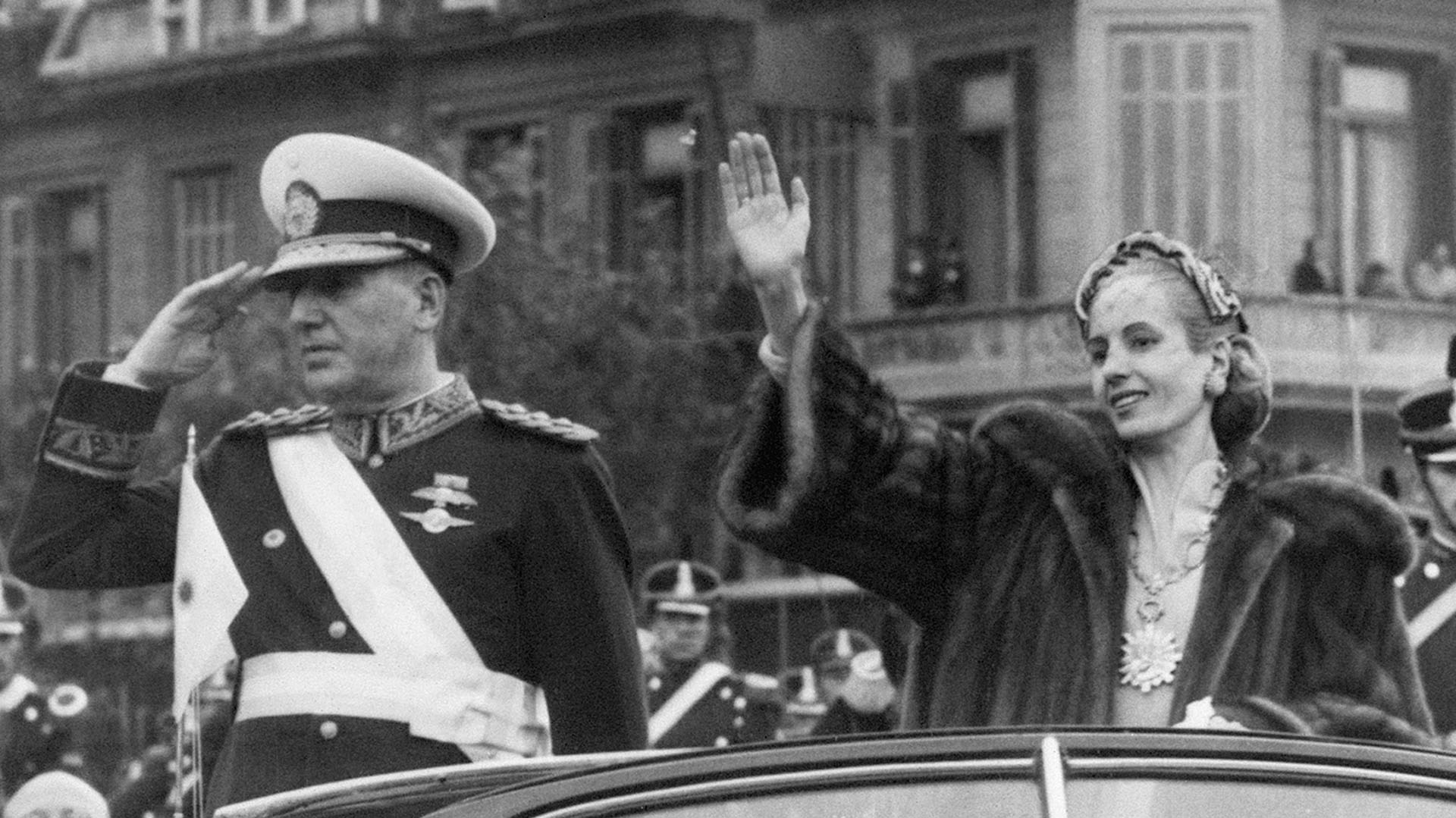 El 4 de junio de 1952, Eva Perón fue vista por última vez durante las ceremonias de la segunda asunción presidencial de Juan Domingo Perón. Ya muy enferma y sostenida por un corset, quiso estar junto a su esposo (Bettmann Archive)