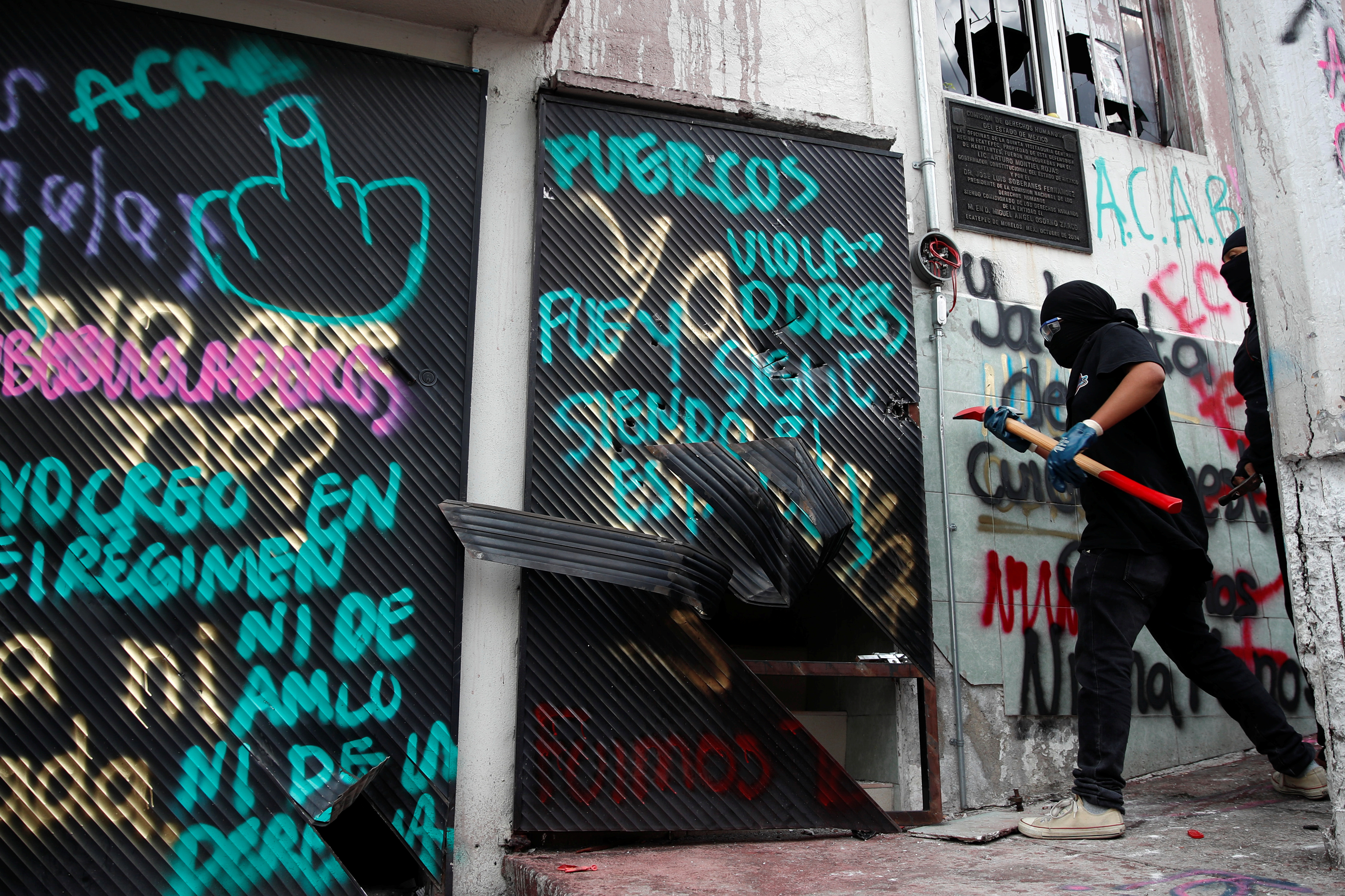 Integrantes de un colectivo feminista vandalizan las instalaciones de la comisión de derechos humanos del estado de México, en apoyo a víctimas de violencia de género, en Ecatepec, Estado de México, México 11 de septiembre de 2020.