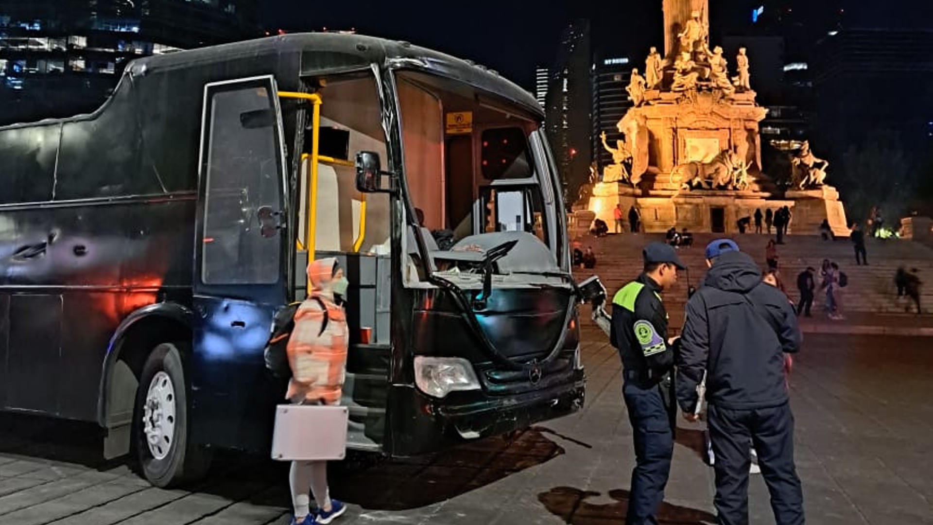 Fuerte choque entre “Party Bus” y Metrobús sobre Paseo de la Reforma dejó seis lesionados