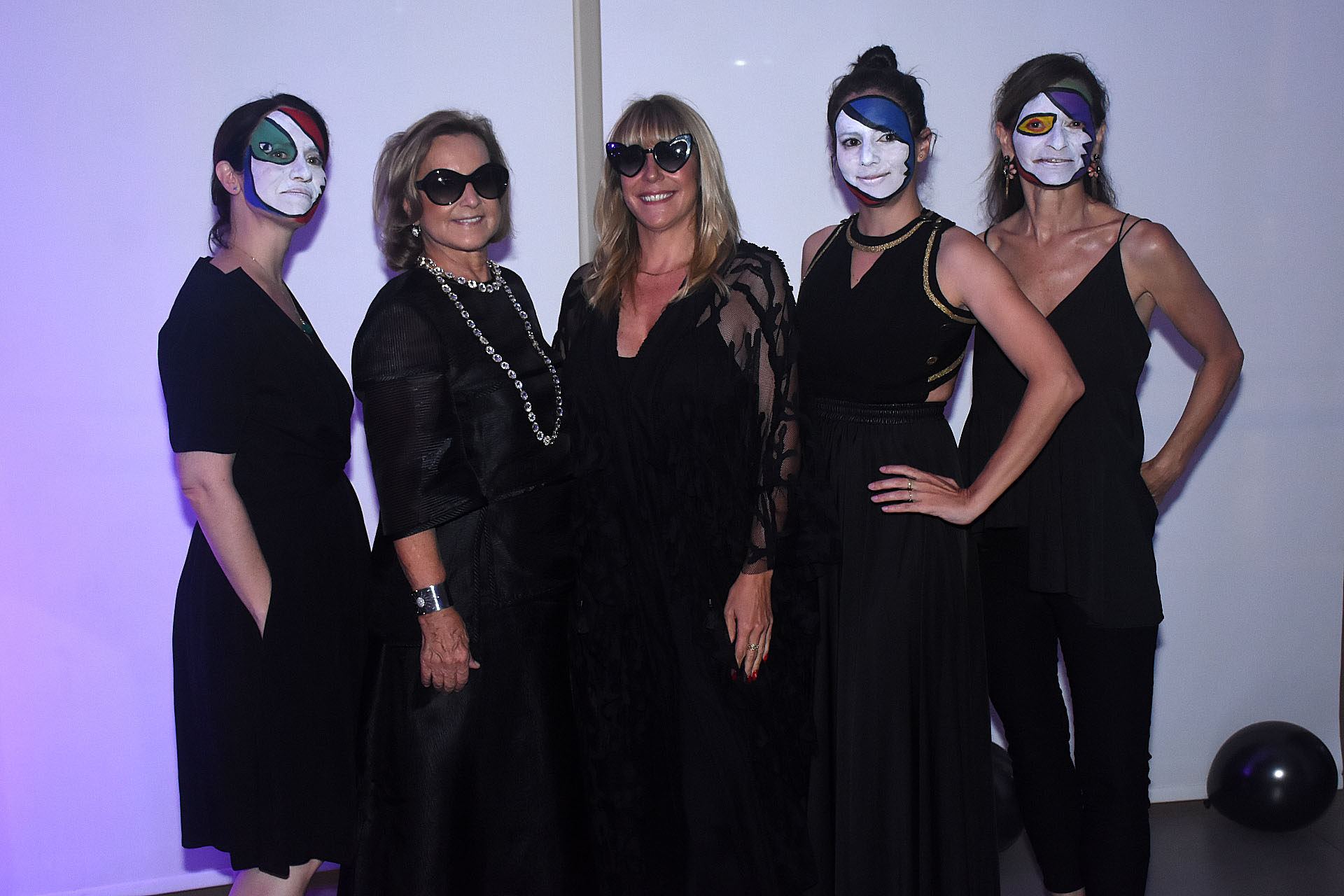 Teresa Bulgheroni y Amalia Amoedo junto a las voluntarias de Malba Joven con las caras pintadas en blanco, azul, rojo y verde con figuras cubistas. Se trató de un homenaje de Minujín a Pablo Picasso, en conmemoración del 50° aniversario de su muerte