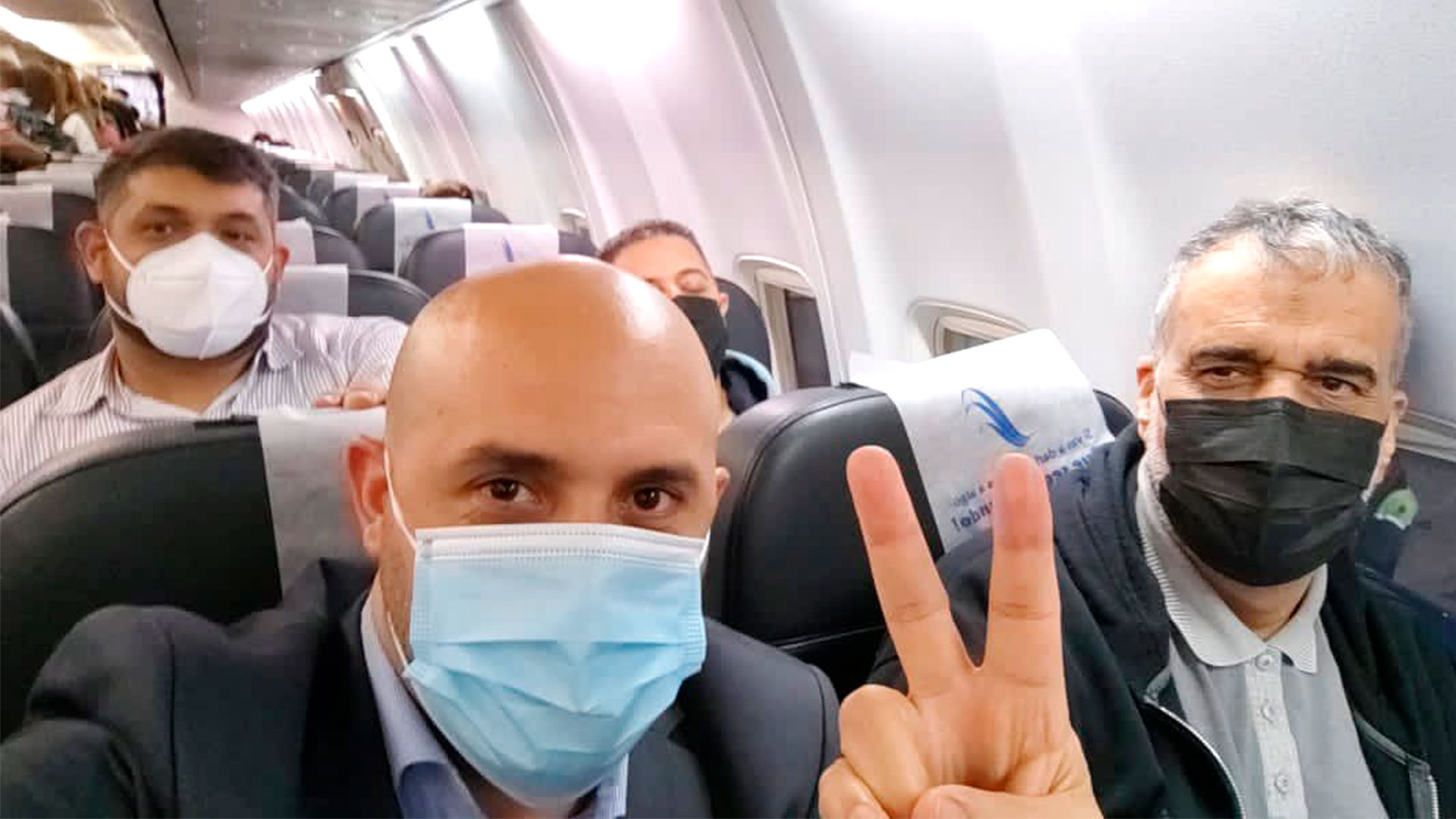 Gholamreza Ghasemi, el piloto del avión retenido en Argentina, saluda con los dedos en V al irse del país en otro vuelo que lo llevó a Venezuela