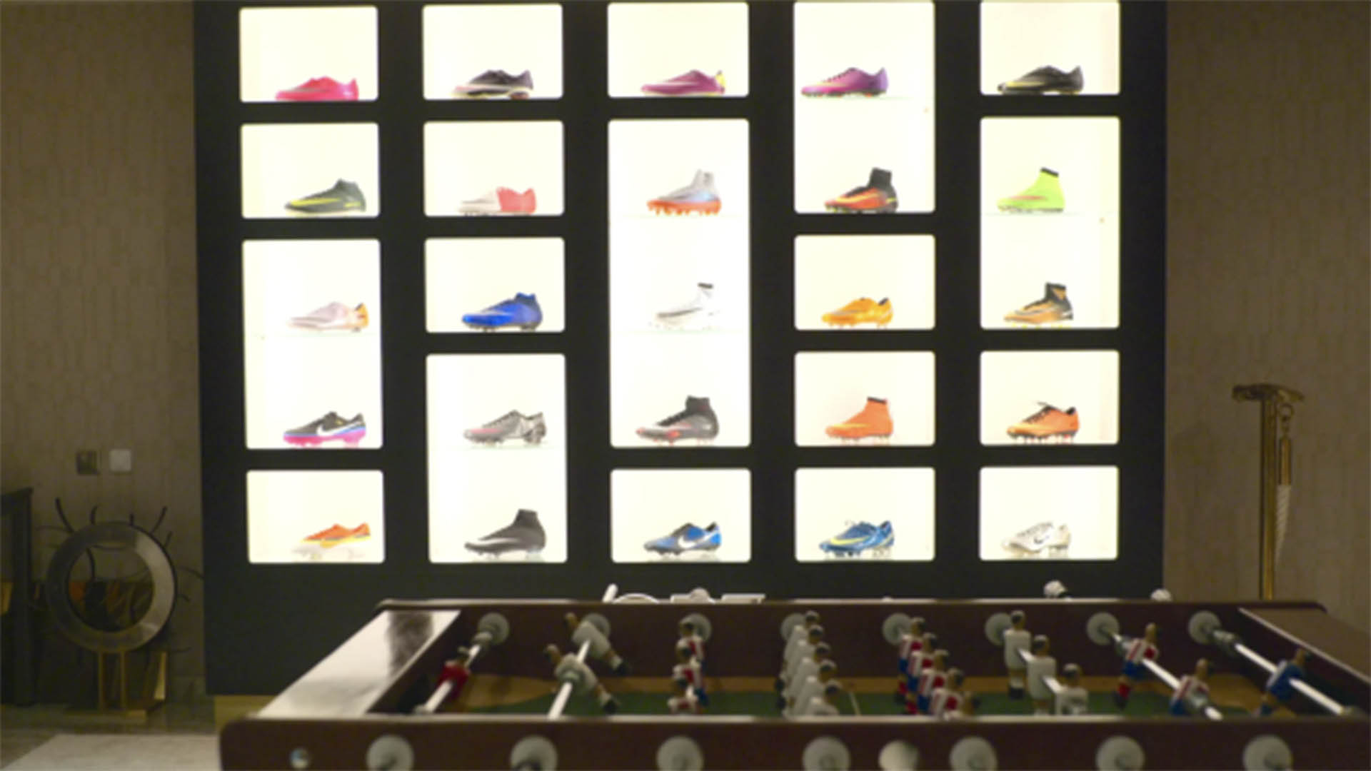 La lujosa colección de botines que decora la sala de estar (Captura Netflix)