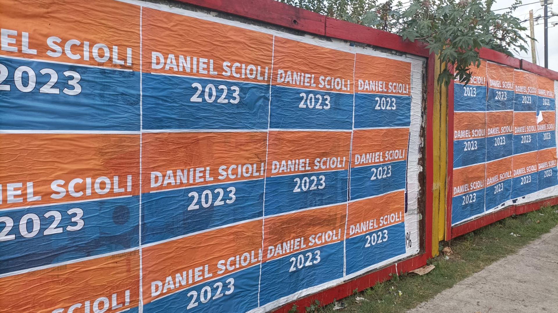 Los afiches que lanzó Daniel Scioli a la calle y que aparecieron en los principales municipios del conurbano el último viernes
