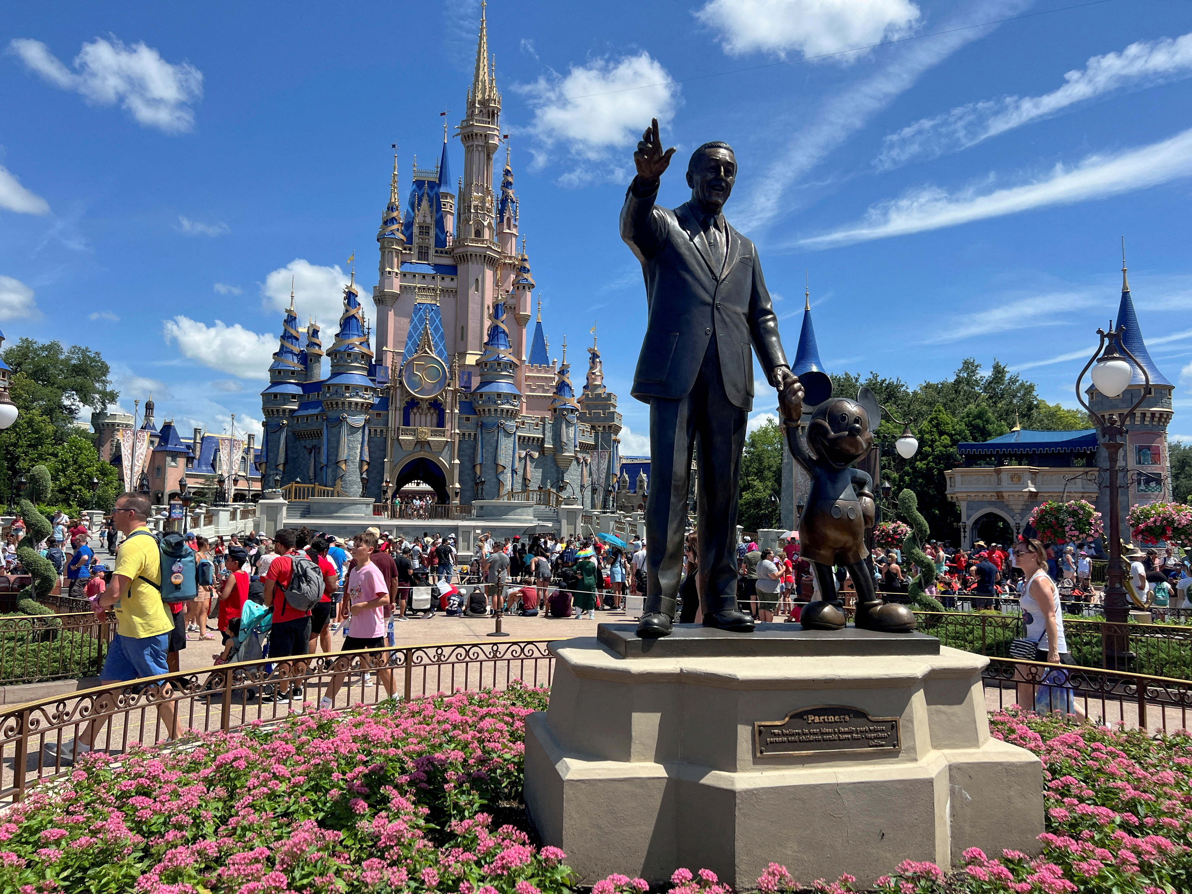 FOTO DE ARCHIVO: Personas reunidas en el parque temático Magic Kingdom antes del desfile "Festival of Fantasy" en Walt Disney World en Orlando, Florida, EE. UU., 30 de julio de 2022. REUTERS/Octavio Jones/Foto de archivo
