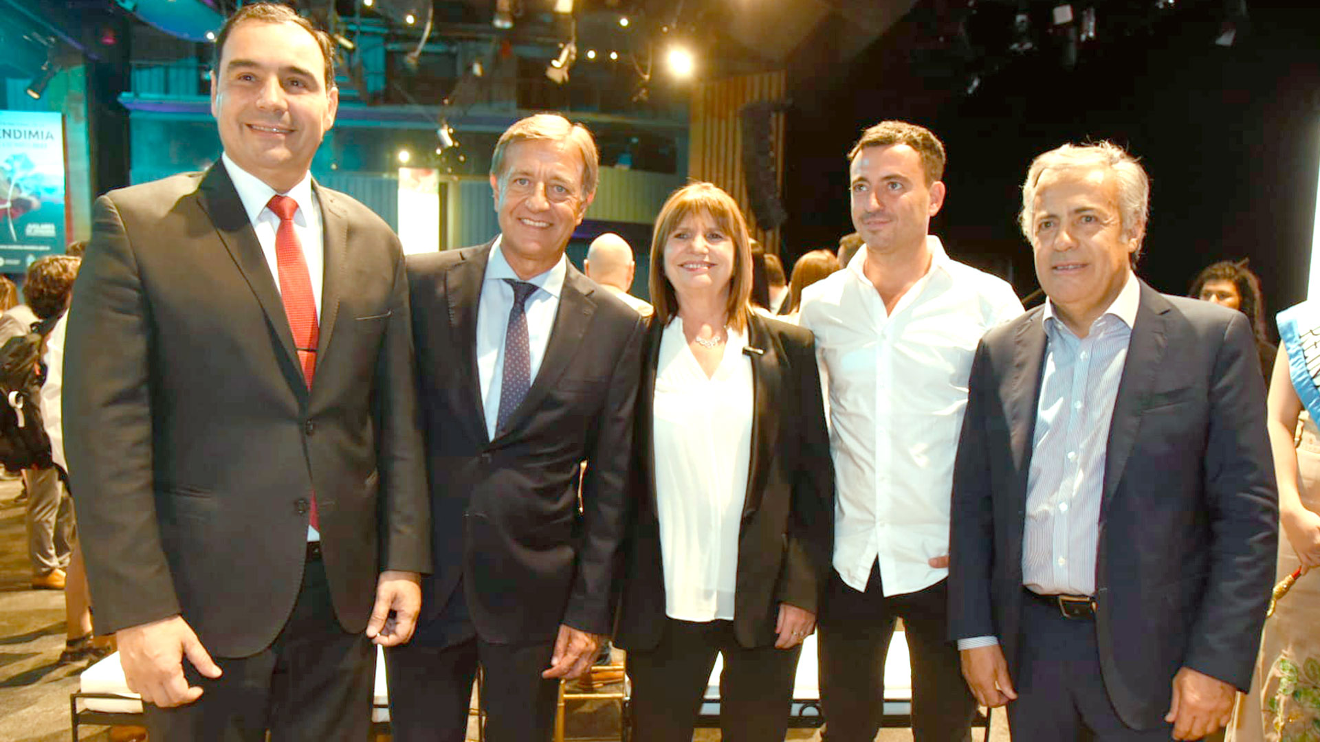 Patricia Bullrich posa en Mendoza con los radicales Rodolfo Suárez, Gustavo Valdés, Alfredo Cornejo y Rodrigo de Loredo
