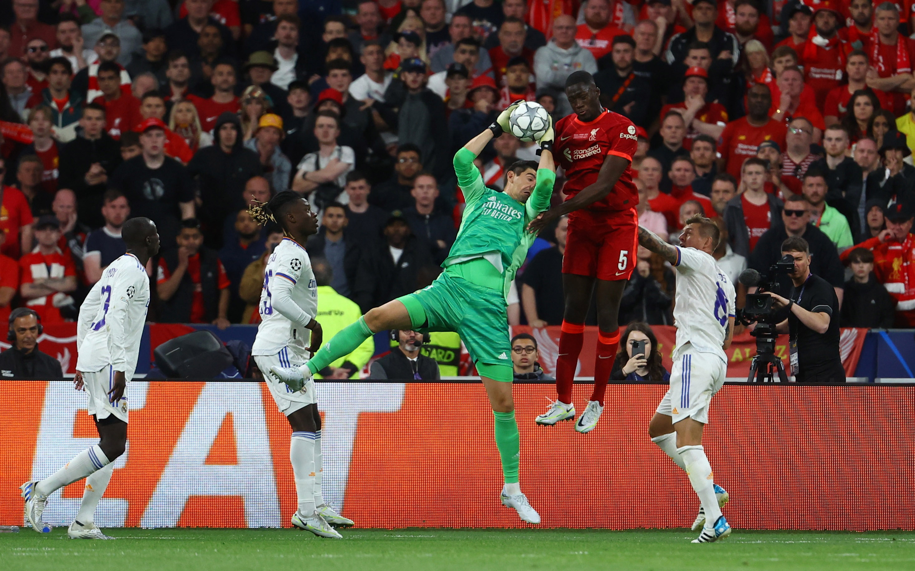 Thibaut Courtois se mostró muy seguro ante todos los ataques de Liverpool en la final de la Champions League. 