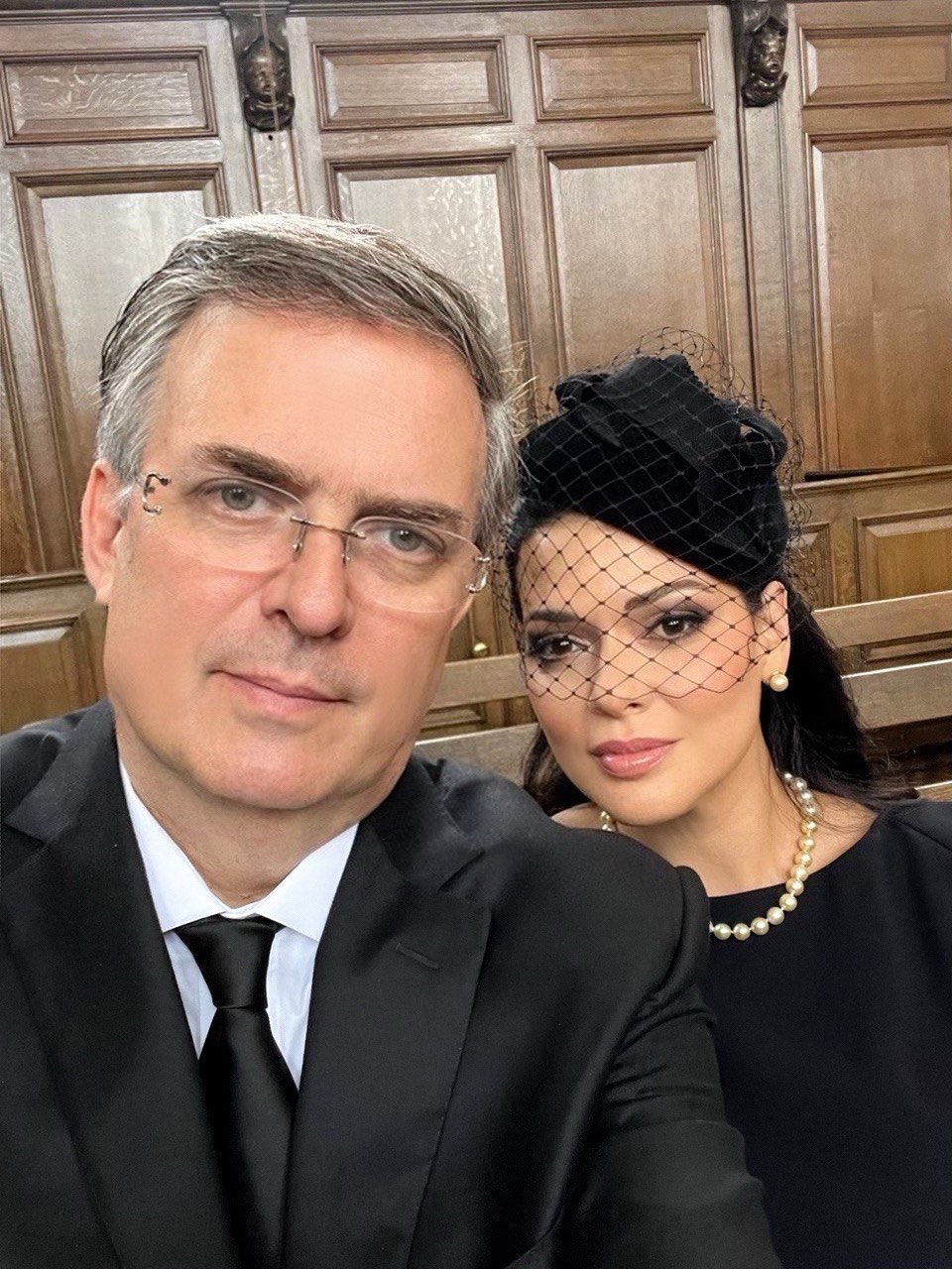Marcelo Ebrard, Foreign Minister of Mexico, with his wife at the state funeral of Queen Isabell II.  Photo: @m_ebrard