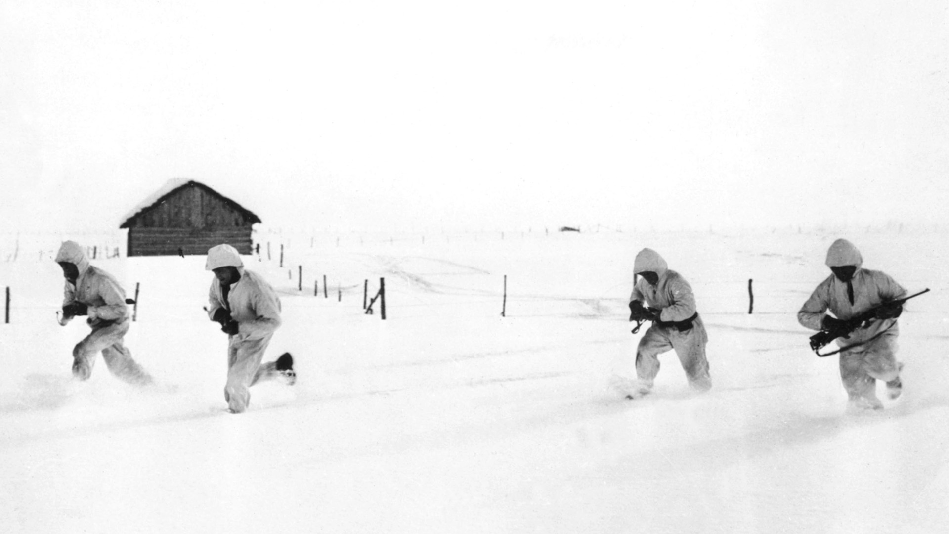 Operación Barbarroja: soldados rusos en la nieve durante el invierno de 1941/42 en el frente de batalla (APIC/Getty Images)