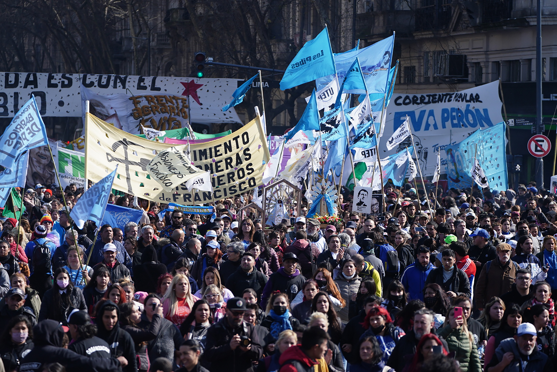 Thousands of people marched during noon under the slogan "bread, peace, land and work" (Frank Fafasuli)