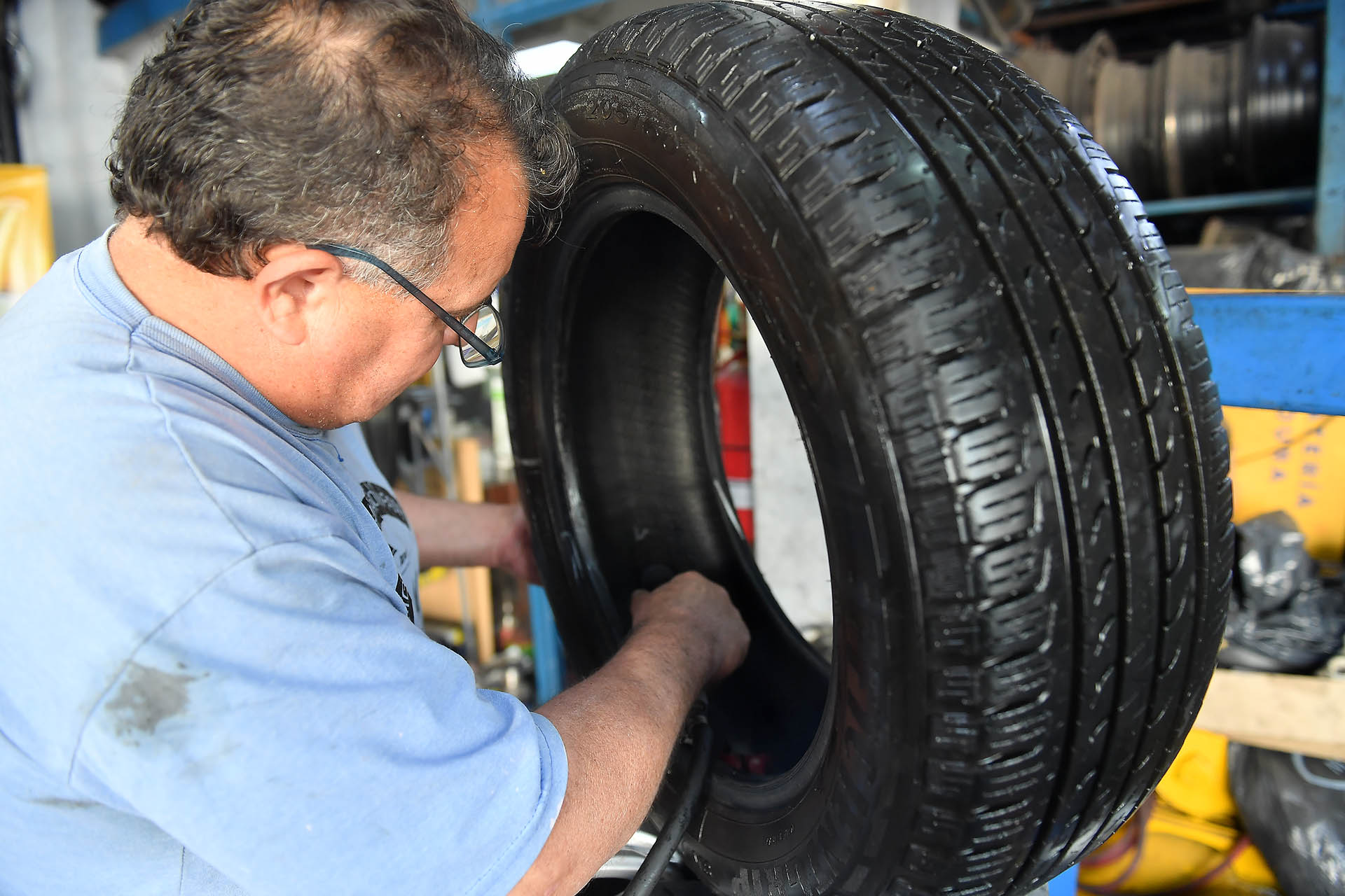 Ante el encarecimiento de los neumáticos, algunos optan por emparcharlos en vez de reemplazarlos
Crédito: Maximiliano Luna