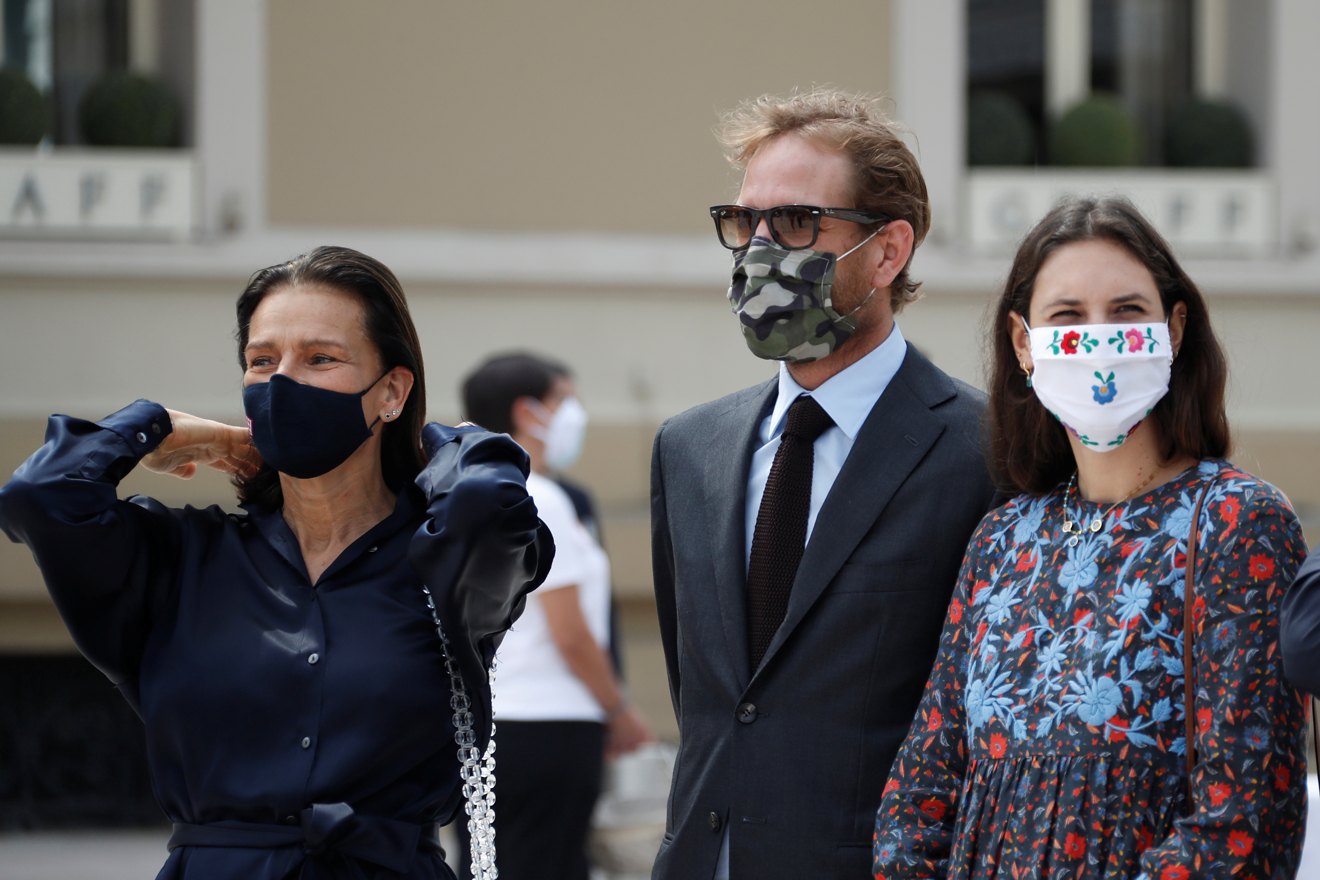 Estefanía de Mónaco, Andrea Casiraghi y su mujer Tatiana Santo Domingo con sus coloridas mascarillas reutilizables (Reuters)