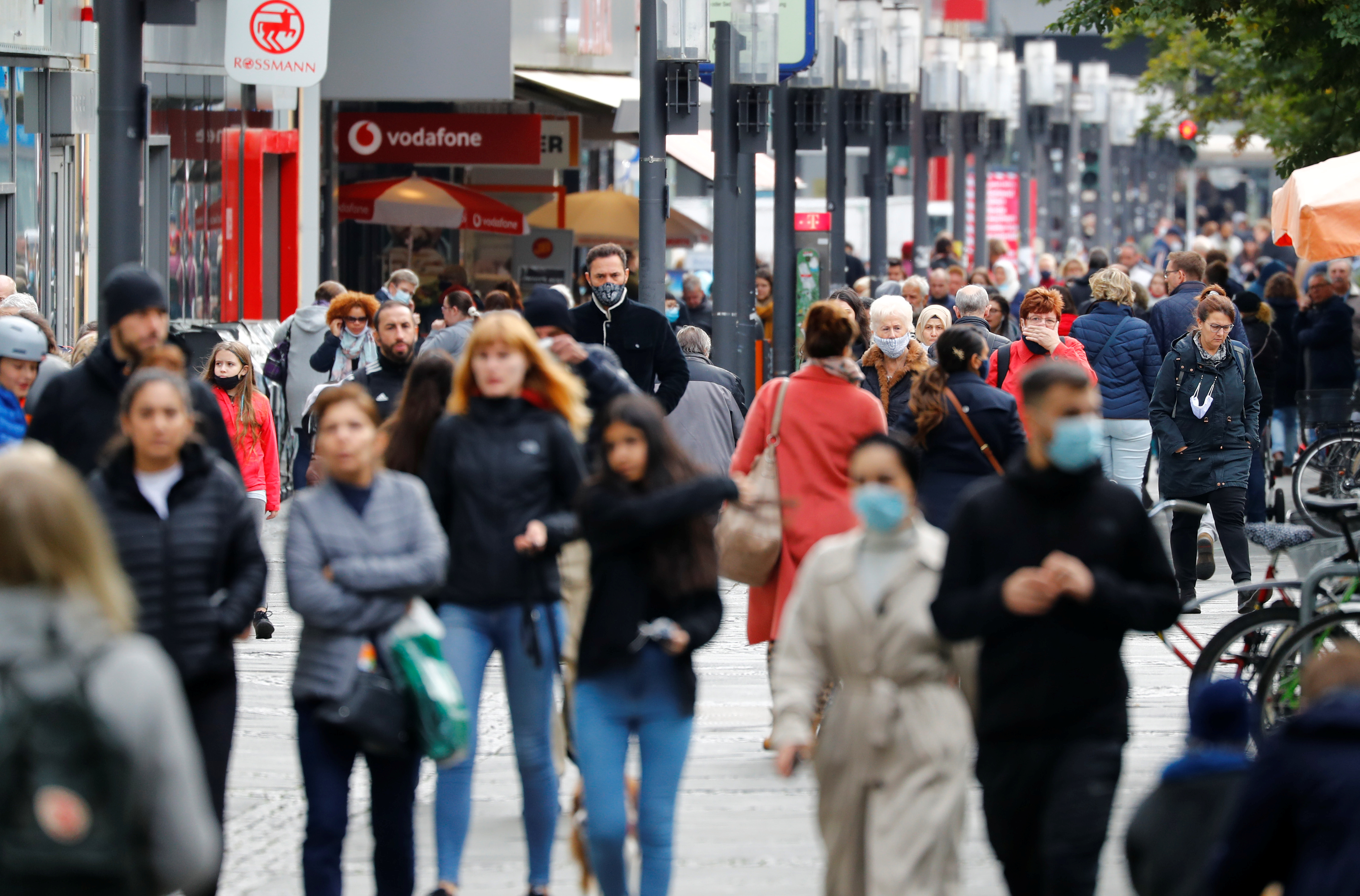 Gente caminando en Berlín. REUTERS/Fabrizio Bensch
