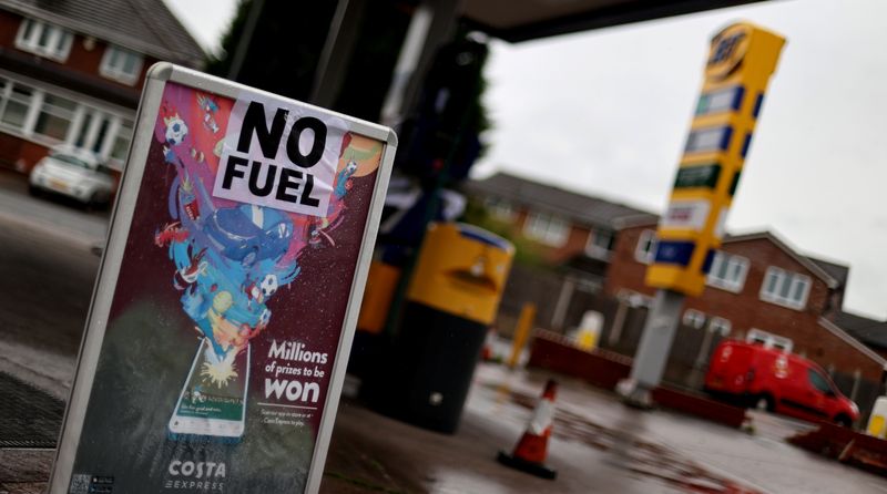 Cartel que indica a los clientes que se acabó el combustible en estación de servicio, Stoke-on-Trent, Gran Bretaña, 28 septiembre 2021.
REUTERS/Carl Recine